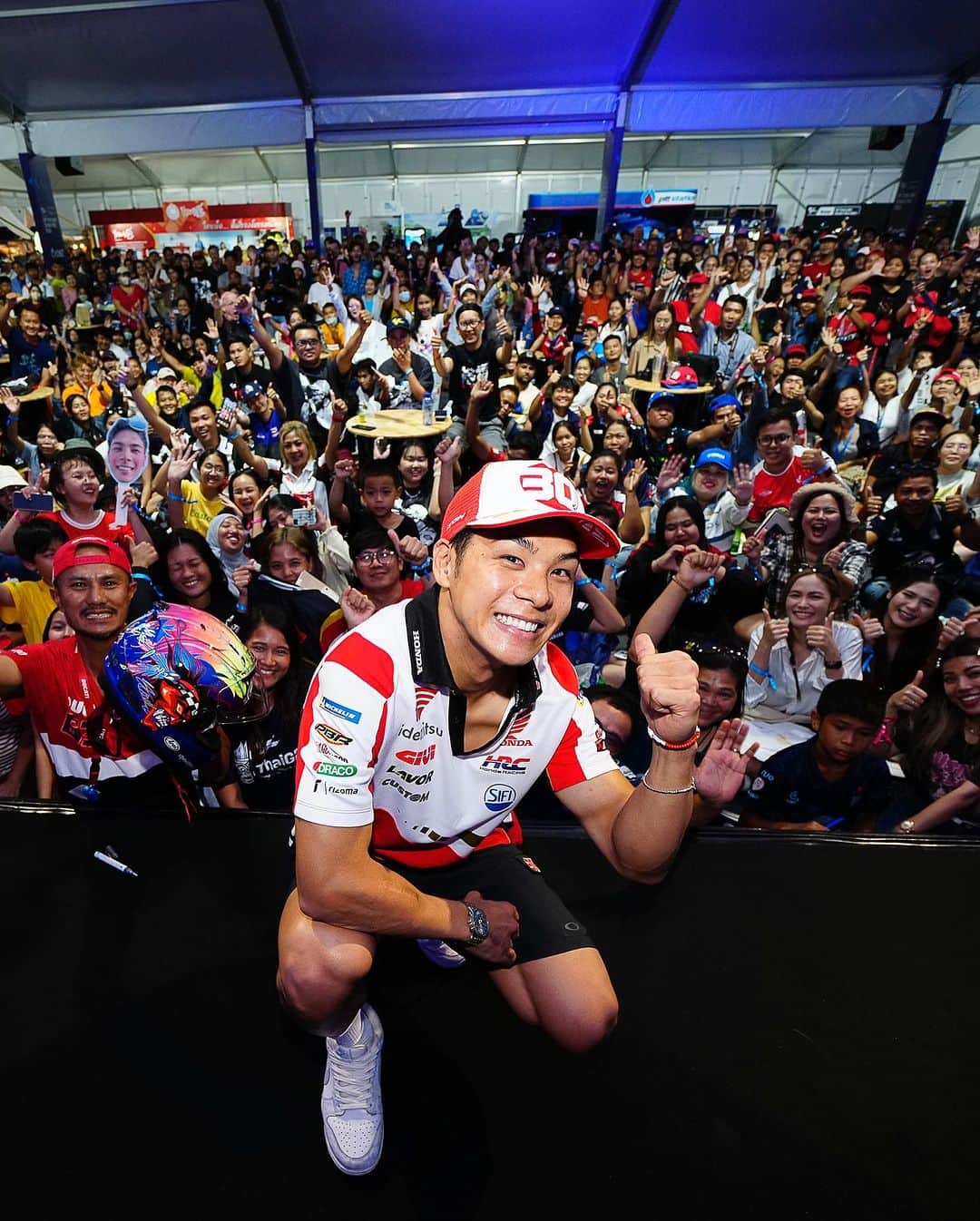 MotoGPさんのインスタグラム写真 - (MotoGPInstagram)「#ThaiGP 🇹🇭 Fan Zone madness 🤩 Thank you to all the fans here for the love 🫶  #FanZone #MotoGP #Motorsport #Racing」10月28日 20時40分 - motogp