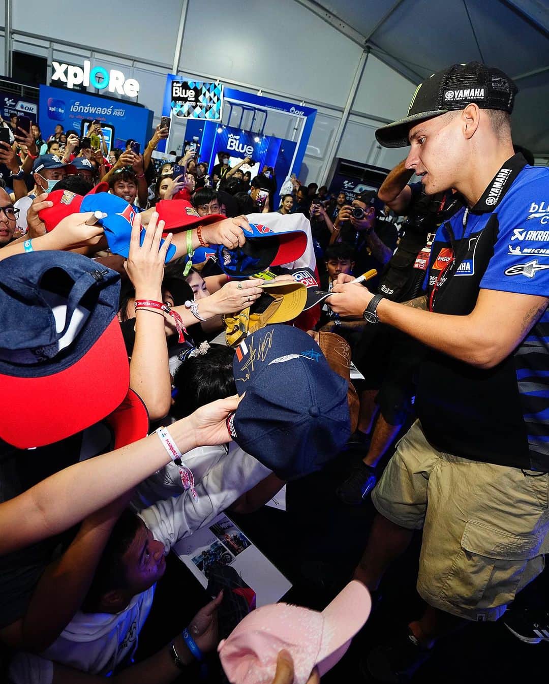 MotoGPさんのインスタグラム写真 - (MotoGPInstagram)「#ThaiGP 🇹🇭 Fan Zone madness 🤩 Thank you to all the fans here for the love 🫶  #FanZone #MotoGP #Motorsport #Racing」10月28日 20時40分 - motogp