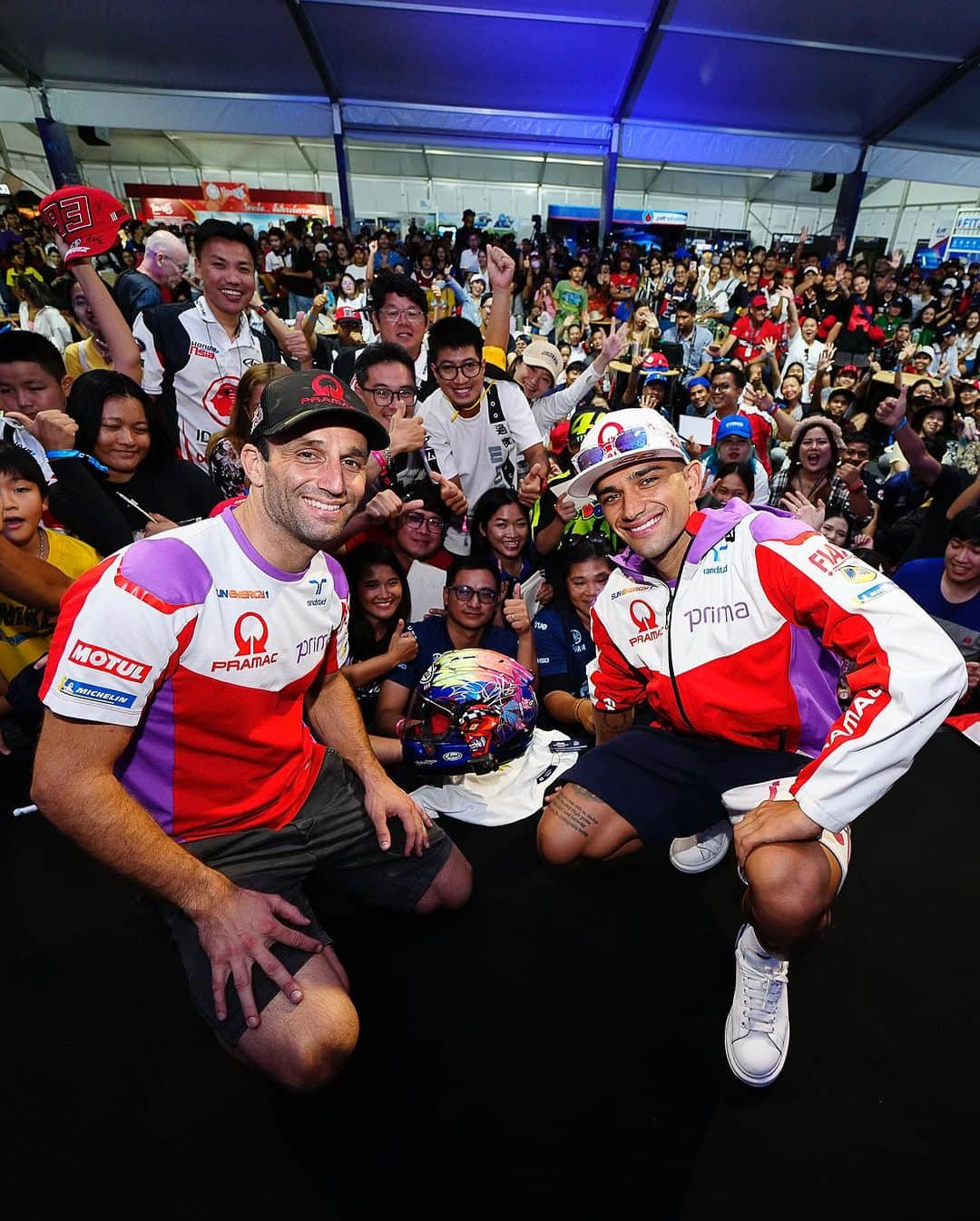 MotoGPさんのインスタグラム写真 - (MotoGPInstagram)「#ThaiGP 🇹🇭 Fan Zone madness 🤩 Thank you to all the fans here for the love 🫶  #FanZone #MotoGP #Motorsport #Racing」10月28日 20時40分 - motogp