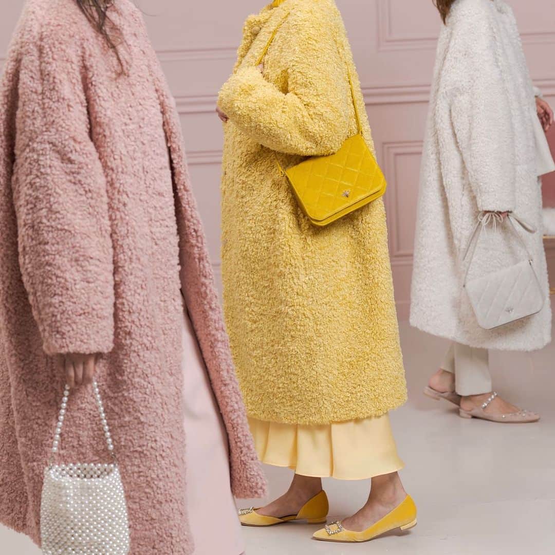Tsuru by Mariko Oikawaのインスタグラム：「poodle fur long coat.  エコファーのカジュアルなイメージを一転、クラシカルなシルエットでドレスライクな着こなしが叶う一枚。 TSURUの代表的コート"Soiree"のシルエットを活かしたフォルムでエレガントに。 思いっきりカラーを楽しむのも楽しい、デイリーにデニムなどカジュアルな着こなしにもフィット。 冬の着こなしが楽しみになるオンリーワンの存在。  Doodle ¥59,400（tax in） IVORY/PEACH/YELLOW size:free  #tsuru #tsurubymarikooikawa #2023winter #coat #furcoat」