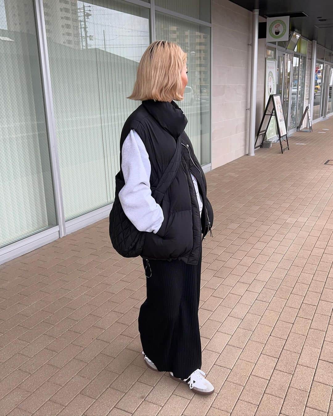 annaのインスタグラム：「.  何を思ったかくるぶしで家を出てしまった😇 カラーソックス履けばよかった🥹🧦🧡  この日のメインは @mivialoca のスウェット🫶 あまり見えてないけど チラッと見えるロゴが可愛いでしょ😏🫰  最近ハマってる少しコンパクトなスウェット♡ ダウンベストの下でもかさばらないし いい感じのサイズ感だなぁ❤️‍🔥❤️‍🔥  vest ⋆ @bershka  tops ⋆ @mivialoca  skirt ⋆ @__segur.__  bag ⋆ @shein_japan  shoes ⋆ @adidasoriginals   #冬コーデ#秋コーデ#カジュアルコーデ#大人カジュアルコーデ#オトナカジュアルコーデ#ゆるコーデ#158cmコーデ#骨格ナチュラルコーデ#きょこ#30代ファッション#30代コーデ#スカートコーデ#ダウンベスト」
