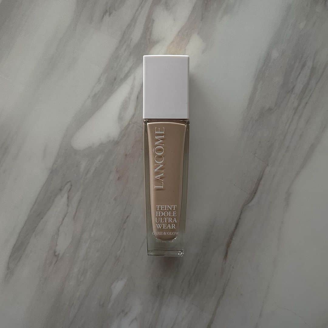 のインスタグラム：「LANCOME ・ タンイドル ウルトラ ウェア ケア アンド グロウ ・ 日中も肌ケアしながらベースメイクするという新常識ファンデーションよ。 ・ ランコムNo.1ファンデーションのシリーズから、長時間自然なツヤ感が続く新製品が誕生したの！ ・ 2種のヒアルロン酸が贅沢に配合されていて、乾燥する季節でもしっとり保湿し潤って、カサカサした不快感から解放されつつ乾燥崩れを防いでくれるの。 ・ 美容液みたいだから肌をいたわりつつ、程よいカバー力でベースメイクを楽しみたい人にオススメよ。 ・ #ランコム#タンイドルウルトラウェアケアアンドグロウ」