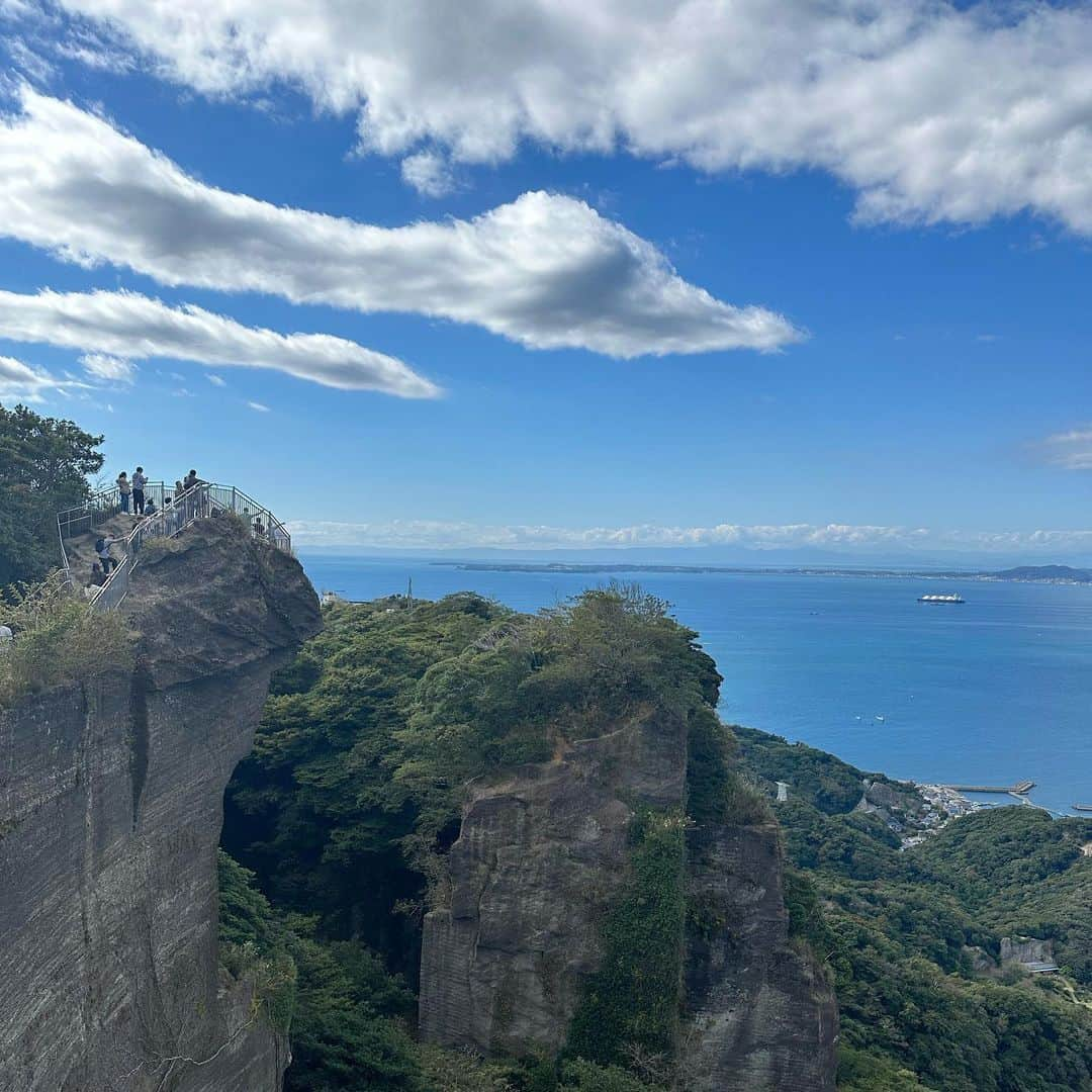 宇内梨沙さんのインスタグラム写真 - (宇内梨沙Instagram)「眩しすぎてウインクに😉ﾊﾟﾁｯ  日本一大きい大仏が  千葉・鋸南町にある 鋸山(のこぎりやま)にありました。  #日本寺大仏 座像ながら30メートル超え。  灯台下暗しというか… 関東にも素敵なところがまだまだ沢山ありますね。  鋸山散策は 階段の上り下りがハードですが 良い運動になりました🚶  石切業が盛んだったため 独特な岩肌をしています。  また、石切によって生まれた 百尺観音も神秘的でした。  こんなに切り取って崩れないのかな… なんて不安にもなりますが、丈夫そう⛰️  自分で発見する旅、もっとしよう💡」10月28日 20時35分 - risaunai