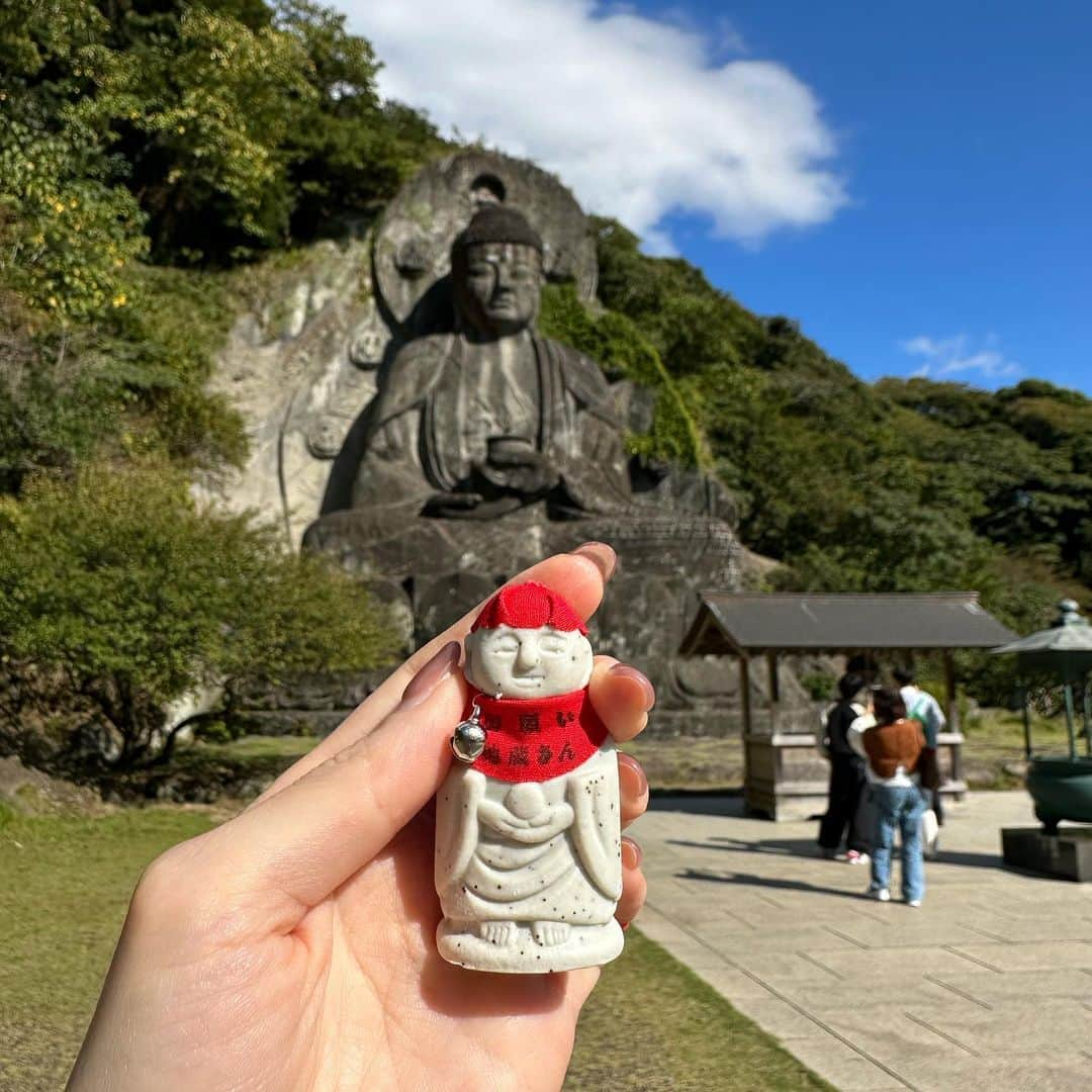 宇内梨沙さんのインスタグラム写真 - (宇内梨沙Instagram)「眩しすぎてウインクに😉ﾊﾟﾁｯ  日本一大きい大仏が  千葉・鋸南町にある 鋸山(のこぎりやま)にありました。  #日本寺大仏 座像ながら30メートル超え。  灯台下暗しというか… 関東にも素敵なところがまだまだ沢山ありますね。  鋸山散策は 階段の上り下りがハードですが 良い運動になりました🚶  石切業が盛んだったため 独特な岩肌をしています。  また、石切によって生まれた 百尺観音も神秘的でした。  こんなに切り取って崩れないのかな… なんて不安にもなりますが、丈夫そう⛰️  自分で発見する旅、もっとしよう💡」10月28日 20時35分 - risaunai