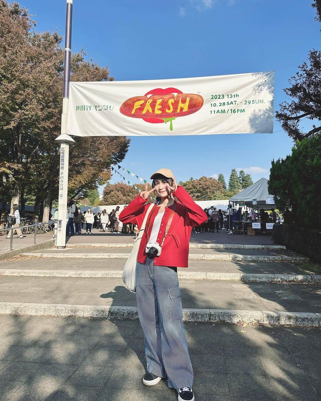 雪見みとのインスタグラム：「今年も世田谷パン祭りに行ってきた〜🍞🍁🍂  これで3年連続来てる！  今回はHPに掲載して頂くコラムも書かせてもらったのでリサーチは完璧！朝一に行ったのでたくさんパン買えた✊🏻  ロスパンからできたアップサイクルビールも美味しかった〜🍺  また飛び入りでラジオにも参加させてもらいました📻 たくさん話せたし、笑顔で聞いてくれる人もいて楽しかったな〜  明日もやってるのでお近くの方はぜひ行ってみて！ 人気のパンはすぐなくなっちゃうから、早めに行くのがおすすめ◎  また来年も参加させてください！お願いします！ @setagayapanmatsuri    #世田谷パン祭り  #世田谷  #パン  #パンツ祭りじゃないよ  #ビール  #パン呑み  #ゆきみとコーデ」