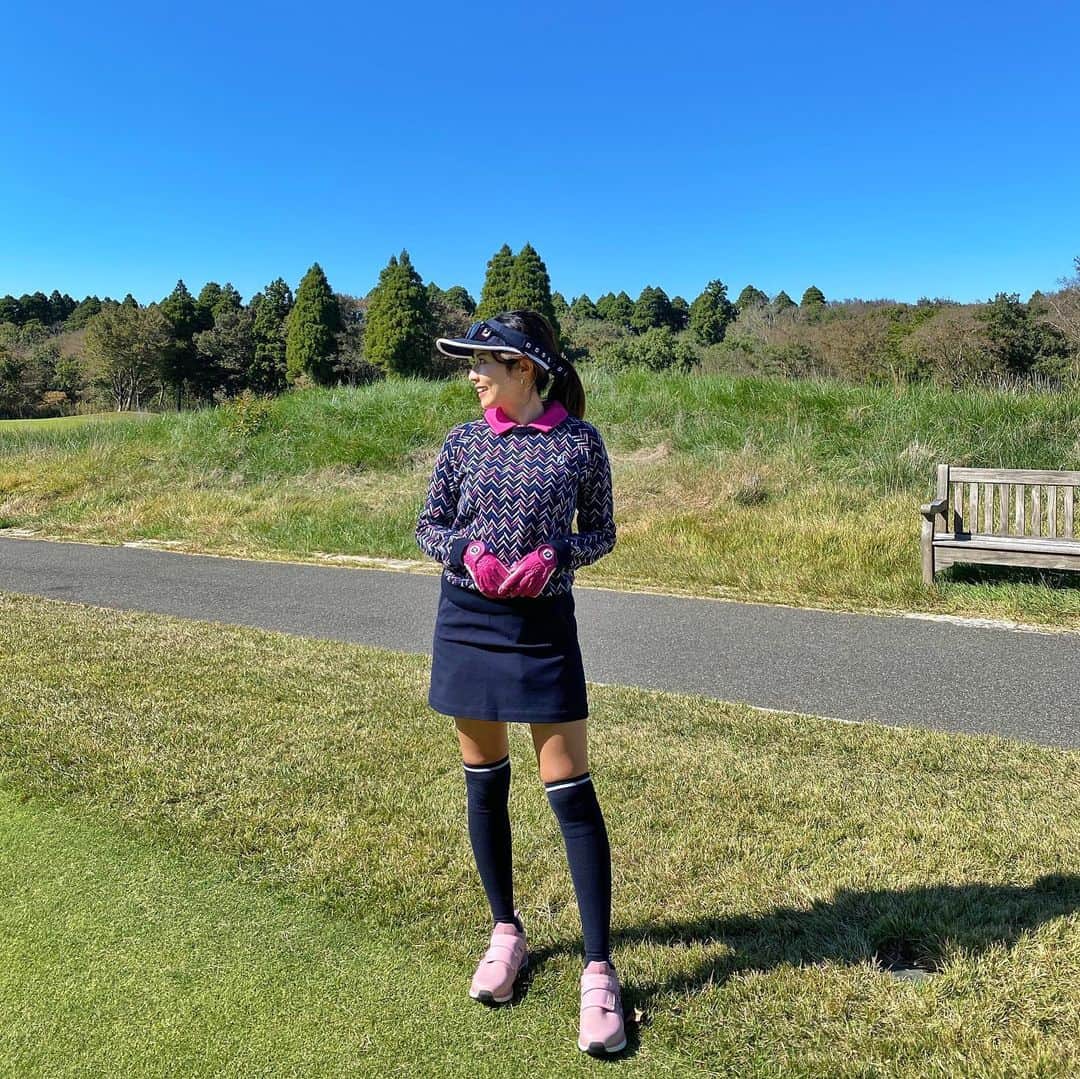 岩崎静羅さんのインスタグラム写真 - (岩崎静羅Instagram)「☺︎ 秋晴れで雲ひとつなかった！ メンバーとコースさらに天気にも恵まれて幸せでした♡  おしゃれの秋ということで 着たかった @footjoy.japan の新作！ 上から下まで全部やで〜  #pr #footjoy #ゴルフ女子  #ゴルフウェア #スポーツの秋 #golf」10月28日 20時38分 - seeeeiiiiraaaa