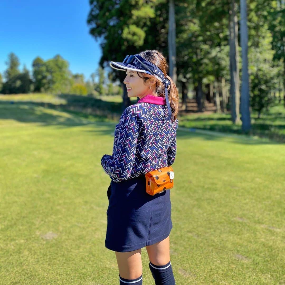 岩崎静羅のインスタグラム：「☺︎ 秋晴れで雲ひとつなかった！ メンバーとコースさらに天気にも恵まれて幸せでした♡  おしゃれの秋ということで 着たかった @footjoy.japan の新作！ 上から下まで全部やで〜  #pr #footjoy #ゴルフ女子  #ゴルフウェア #スポーツの秋 #golf」
