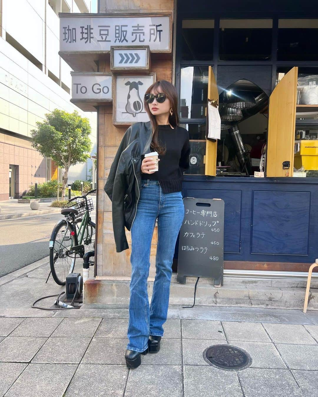 高崎モモコ のインスタグラム：「北浜の本格コーヒーならここ☕️ . . ☕️【北浜ポート焙煎所】 @kitahamaport  . . 北浜のランチ帰りにtakeout🛍 本格コーヒーやけどまろやかさもあって飲みやすかった☺️ . 【コーデ詳細】 tops→ and search bottoms → @zara  jacket → @hm  boots → @newlyme_official  sunglasses → @balenciaga  pierces → @shein_japan  . #ストリートファッション#韓国ファッション #骨格ナチュラル#トレーニング女子  #ワイドパンツコーデ#ワイドデニム  #ワイドパンツ #ゴルフ女子#モノトーンコーデ #ライダースコーデ #大阪フリーモデル#大阪アパレルモデル#関西アパレルモデル #関西インスタグラマー#大阪インスタグラマー#大阪モデル #関西モデル#関西サロモ#関西フリーモデル」