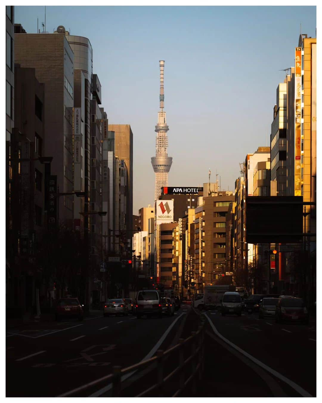 Takashi Yasuiのインスタグラム：「Tokyo 🌇 January 2019  📕My photo book - worldwide shipping daily - 🖥 Lightroom presets ▶▶Link in bio  #USETSU #USETSUpresets #TakashiYasui #SPiCollective #filmic_streets #ASPfeatures #photocinematica #STREETGRAMMERS #street_storytelling #bcncollective #ifyouleave #sublimestreet #streetfinder #timeless_streets #MadeWithLightroom #worldviewmag #hellofrom #reco_ig」