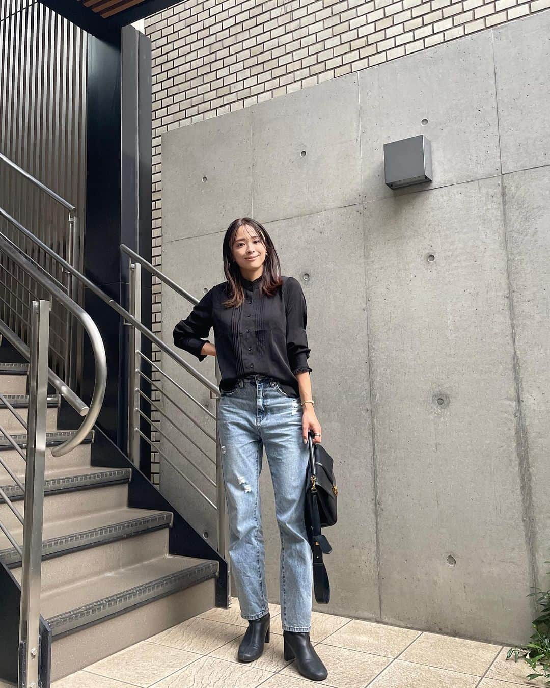 千葉優子さんのインスタグラム写真 - (千葉優子Instagram)「先日の撮影の日の私服🥰 ブラウスとデニムで 色も落ち着いてたシンプルだけど 大好きなスタイル！  blouse &denim … @pierrot_shop   商品タグ付けしたよん🤍  このブラウスは首元と袖が さりげなくフリルになってて 冬はニットとかスウェットから ちろっと出したら絶対可愛いでしょ🥹  そしてこのデニムまた履いてるでしょ？笑 もう愛してるレベルです。  話変わるんだけどさ、 イムジンにハマっちゃってさ。 もうダメ。メロメロ😍 早く日本でコンサートやってくれないかな。 さくちゃん(韓国アイドルの師匠)行こう。 切望。  #PR #pierrot #pierrotコーデ#毎日pierrot#ロカリ#locari #mineプチプラ部  #毎日コーデ#ママカジュアル#ootd#ママコーデ#ママファッション#mineby3mootd#アラサーコーデ#きれいめコーデ#大人カジュアル#ルーファ#4yuuu #ponte_fashion#30代ファッション#30代コーデ#きれいめカジュアル#mamagirl#トレンドコーデ#トレンドファッション#冬コーデ#秋冬コーデ#ブラウスコーデ#デニムコーデ #シンプルコーデ」10月28日 20時42分 - yuko_chiba1018