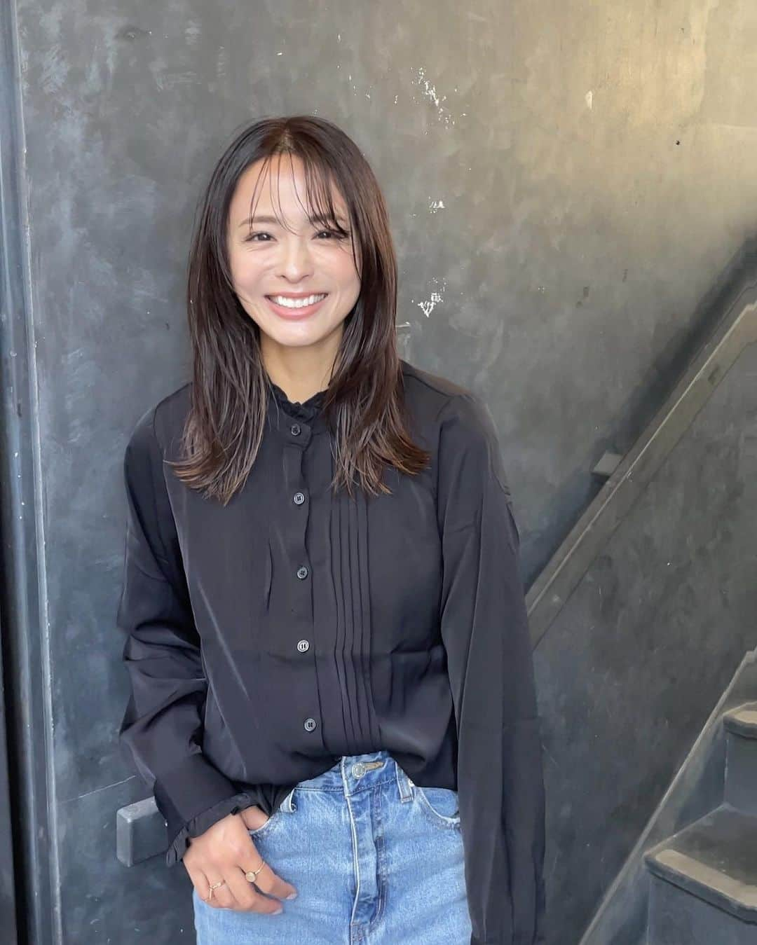 千葉優子のインスタグラム：「先日の撮影の日の私服🥰 ブラウスとデニムで 色も落ち着いてたシンプルだけど 大好きなスタイル！  blouse &denim … @pierrot_shop   商品タグ付けしたよん🤍  このブラウスは首元と袖が さりげなくフリルになってて 冬はニットとかスウェットから ちろっと出したら絶対可愛いでしょ🥹  そしてこのデニムまた履いてるでしょ？笑 もう愛してるレベルです。  話変わるんだけどさ、 イムジンにハマっちゃってさ。 もうダメ。メロメロ😍 早く日本でコンサートやってくれないかな。 さくちゃん(韓国アイドルの師匠)行こう。 切望。  #PR #pierrot #pierrotコーデ#毎日pierrot#ロカリ#locari #mineプチプラ部  #毎日コーデ#ママカジュアル#ootd#ママコーデ#ママファッション#mineby3mootd#アラサーコーデ#きれいめコーデ#大人カジュアル#ルーファ#4yuuu #ponte_fashion#30代ファッション#30代コーデ#きれいめカジュアル#mamagirl#トレンドコーデ#トレンドファッション#冬コーデ#秋冬コーデ#ブラウスコーデ#デニムコーデ #シンプルコーデ」