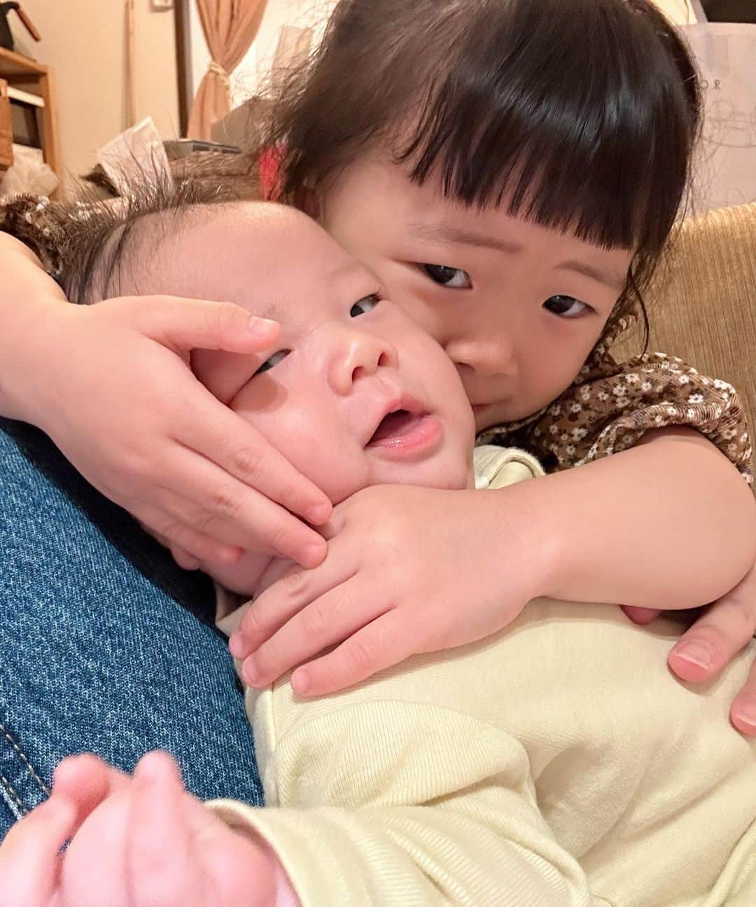 松原加奈恵のインスタグラム：「👶🏻👧🏻👩🏻‍🦰 弟は可愛いし大好きだけど 周りの大人達が 可愛い可愛いしすぎると 嫉妬しちゃうのよね。 #2y9m  弟は生後2ヶ月とは思えないほど 首もしっかりしていて 縦にも横にも体が大きい。 素晴らしい。 #0y2m  どれだけ食べても太らなかった １回目の産後。 今回は食べたらしっかり太るし 全然痩せない。体もバキバキ。きつぅ。 #31y6m」