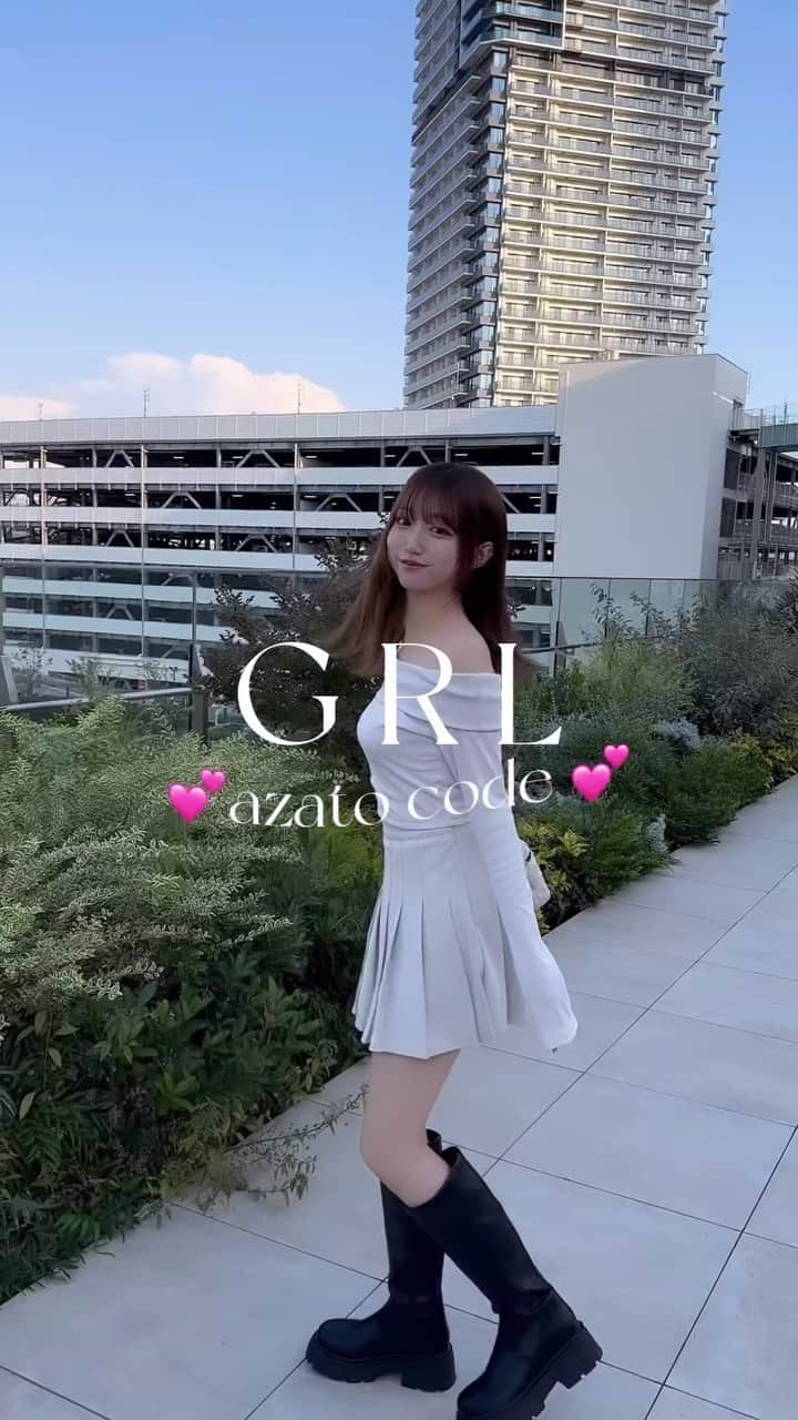 Ayanaのインスタグラム：「all GRLの " あざとコーデ " 💓💓💓 ⁡ tops : dk1070  skirt : gm500 boots : zr993 ⁡ トップスはぴたっとしたオフショルに見えるけど 袖口がフレアになっているので ぴたっとしすぎず超おすすめです🍑🫶🏻 スカートは裏地付きで安心かつ 冬素材なのであったかいの... 👏🏻 ⁡ @grl_official  ⁡ ⁡ #GRL #グレイル #プチプラ #プチプラコーデ #grl購入品 #grlコーデ #グレイルコーデ #グレイル購入品  #ミニスカート #冬コーデ #秋コーデ #秋服 #冬服 #オフショル #あざとい #あざとい系女子 #ホワイトコーデ」