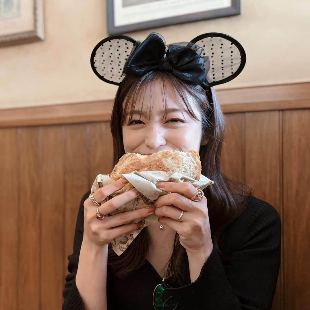 長谷川愛さんのインスタグラム写真 - (長谷川愛Instagram)「先日ディズニーシーに行ってきました🌋🐭💕 ショー見たり、のんびり過ごせました✨  仮装がオッケー期間だったので、色んなキャラクターがたくさんいていつもよりカラフルなディズニーシーでした❤️  私は逆にブラックコーデ🖤笑 ちなみにGUのワンピース♡ @gu_for_all_  形が好み過ぎて即ゲットしました👍  来年６月新しいエリアもできるみたいだから また絶対に行きたいー❤️  現在、稽古真っ最中です!! 投稿できる写真はどんどん載せますので、待っててね💕 稽古始まると自撮りを全くしなくなるのでww 撮れるタイミングがあればまた撮りますねー🫡笑 待っててくれるなら♡♡  #ディズニー #ディズニーシー #ディズニーコーデ #ディズニーリゾート #ディズニー風景 #ディズニーハロウィン #ディズニーカチューシャ #disney #disneysea」10月28日 20時46分 - hase_ai_02