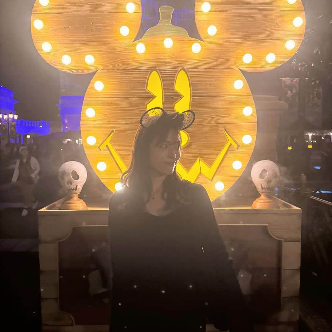 長谷川愛さんのインスタグラム写真 - (長谷川愛Instagram)「先日ディズニーシーに行ってきました🌋🐭💕 ショー見たり、のんびり過ごせました✨  仮装がオッケー期間だったので、色んなキャラクターがたくさんいていつもよりカラフルなディズニーシーでした❤️  私は逆にブラックコーデ🖤笑 ちなみにGUのワンピース♡ @gu_for_all_  形が好み過ぎて即ゲットしました👍  来年６月新しいエリアもできるみたいだから また絶対に行きたいー❤️  現在、稽古真っ最中です!! 投稿できる写真はどんどん載せますので、待っててね💕 稽古始まると自撮りを全くしなくなるのでww 撮れるタイミングがあればまた撮りますねー🫡笑 待っててくれるなら♡♡  #ディズニー #ディズニーシー #ディズニーコーデ #ディズニーリゾート #ディズニー風景 #ディズニーハロウィン #ディズニーカチューシャ #disney #disneysea」10月28日 20時46分 - hase_ai_02