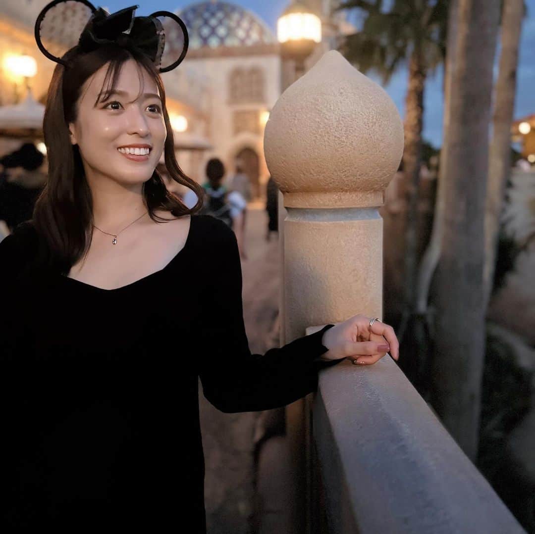 長谷川愛さんのインスタグラム写真 - (長谷川愛Instagram)「先日ディズニーシーに行ってきました🌋🐭💕 ショー見たり、のんびり過ごせました✨  仮装がオッケー期間だったので、色んなキャラクターがたくさんいていつもよりカラフルなディズニーシーでした❤️  私は逆にブラックコーデ🖤笑 ちなみにGUのワンピース♡ @gu_for_all_  形が好み過ぎて即ゲットしました👍  来年６月新しいエリアもできるみたいだから また絶対に行きたいー❤️  現在、稽古真っ最中です!! 投稿できる写真はどんどん載せますので、待っててね💕 稽古始まると自撮りを全くしなくなるのでww 撮れるタイミングがあればまた撮りますねー🫡笑 待っててくれるなら♡♡  #ディズニー #ディズニーシー #ディズニーコーデ #ディズニーリゾート #ディズニー風景 #ディズニーハロウィン #ディズニーカチューシャ #disney #disneysea」10月28日 20時46分 - hase_ai_02