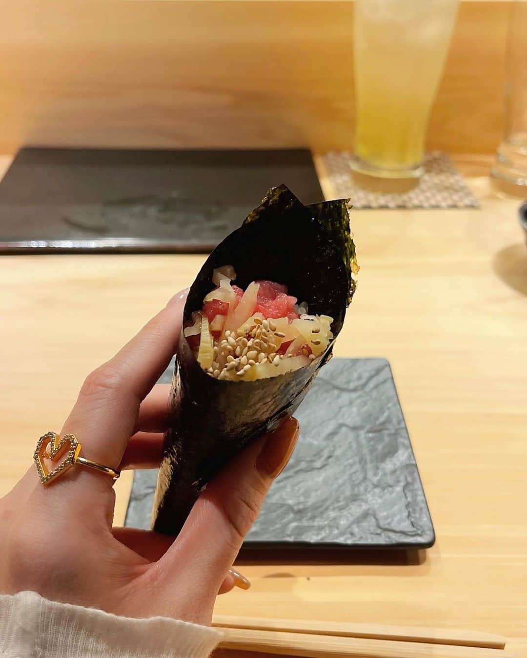 ___mikik___さんのインスタグラム写真 - (___mikik___Instagram)「@kaikou_sushi 🍣🍶 幸せな夜♡ どれもこれも美味しすぎてお酒が進みましたな☺️ お陰で顔が🐙 また行こうね🫶🏻 @911erika」10月28日 20時49分 - ___mikik___