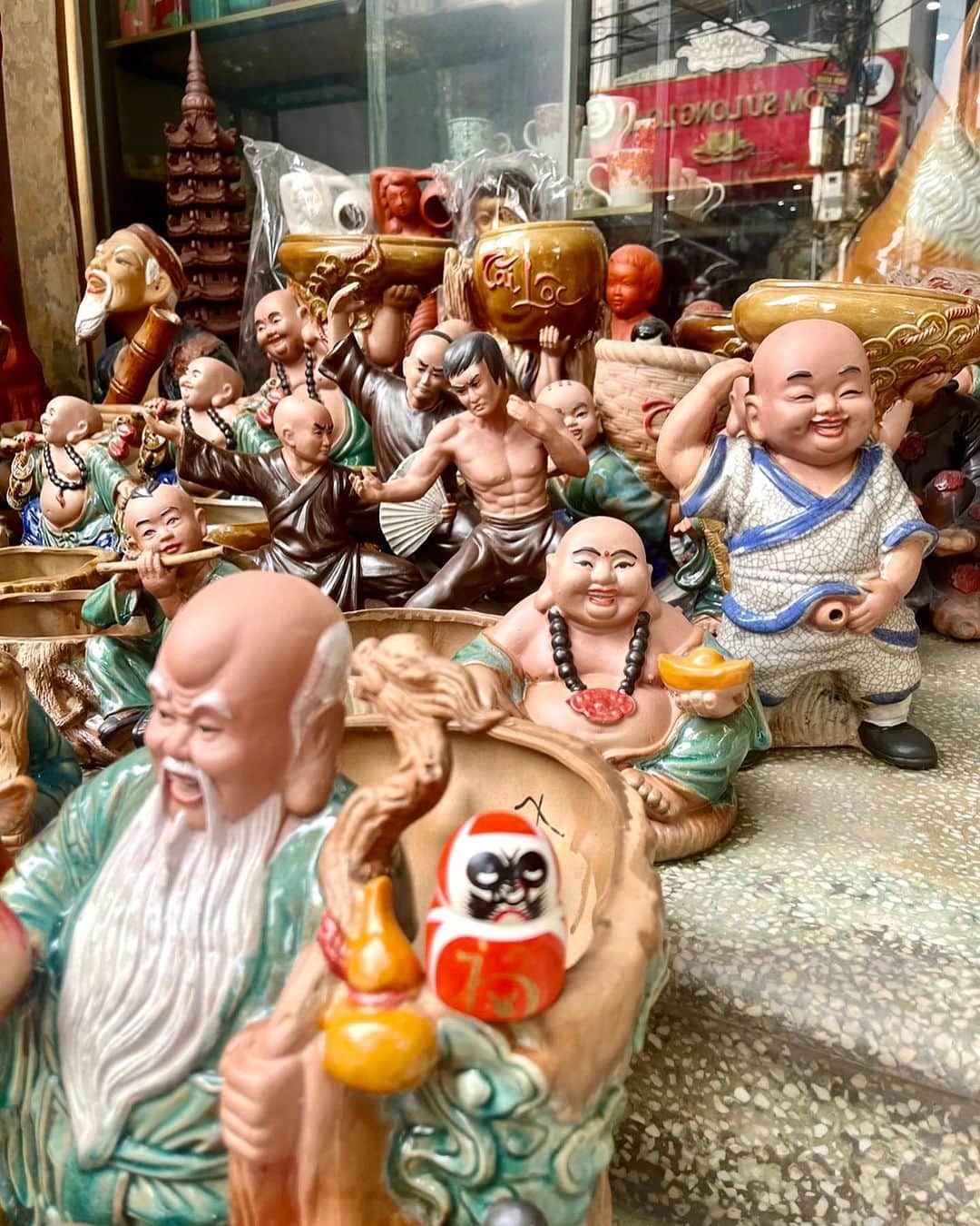 永倉由季さんのインスタグラム写真 - (永倉由季Instagram)「. . ⁡ 【バッチャン村inハノイ】 ⁡ ハノイ郊外にある陶器のムラ バッチャン村へ（Xã Bát Tràng） 　 　　　　　　　　　　　　　　　 ベトナムの伝統工芸 バッチャン焼きがズラリ ⁡ ⁡ 14世紀ごろから 陶器づくりが始まったそうな ⁡ 　　　　　　 一点一点 手作業の巧な技で 高温・長時間かけて焼くので じょうぶで長持ちするんですって ⁡ #バッチャン村 #バッチャン焼 . ⁡ #ベトナム #ハノイ #バッチャン村  #ハノイ旅行  #バッチャン焼き  #ベトナム旅行  #旅行好きな人と繋がりたい  #旅スタグラム  #勝尾寺だるま #ごんぞう  #ごんぞうさんぽ  . . ⁡ ▶︎アメブロ更新　↓プロフリンクから　　　　　　　　　　　　　　　@yuki_nagakura67 ⁡ ✼••┈┈┈┈┈┈┈┈┈┈┈┈┈┈┈┈••✼  　　　　　 ▶︎アナウンサー・プライベート用Instagram @yuki_nagakura67 ⁡ ▶︎ブランディング用/魅せ方・伝え方・オススメ @yuki_nagakura_brushup_salon ⁡ ✼••┈┈┈┈┈┈┈┈┈┈┈┈┈┈┈┈••✼ ⁡ ⁡ #永倉由季 #フリーアナウンサー #司会者 #顔タイプ診断 #顔タイプアドバイザー #アナウンサー #女子アナコーデ ___________________________」10月28日 20時51分 - yuki_nagakura67