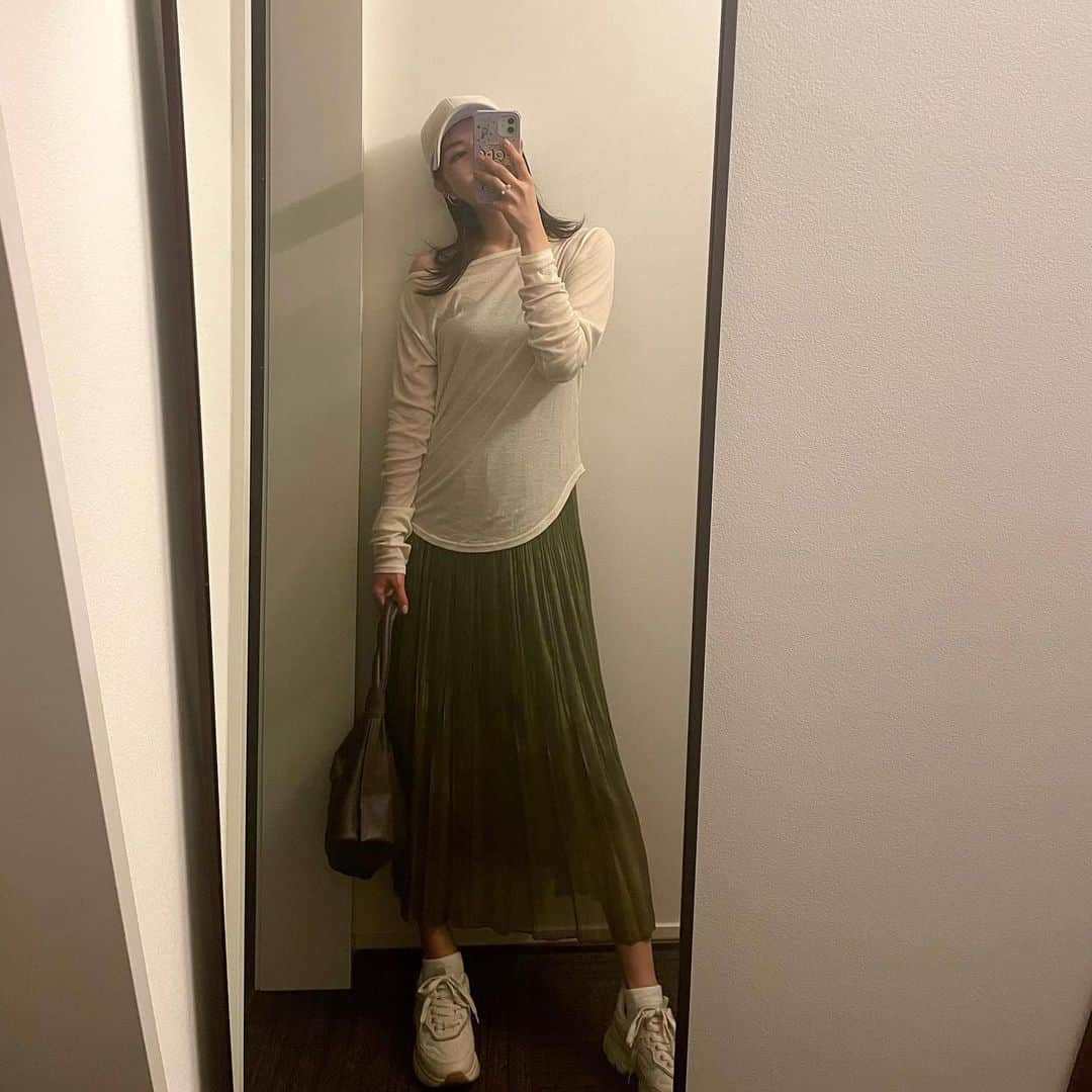 芝彰子さんのインスタグラム写真 - (芝彰子Instagram)「✔️✔️✔️  あまりになんの変哲もなさすぎて 組み込むか迷った日もあるけど、、、🤣  これがリアルなのでお許しを👼💫  ❋   夏が過ぎて気がついたこと。  ワンピースは大好きなのだけど、 夏を過ぎるとワンピースはおろか スカートもあまり着なくなるのねー、私🫢  .  #ワンピース欲しいなあ #一応🧢は全部ちがうのよ #最後の間違えてまた2枚アップしちゃった #outfit  #myoutfit #fashion #7daysmyoutfit #私服 #私の7日間 #7日間コーデ」10月28日 20時53分 - akiaki1221