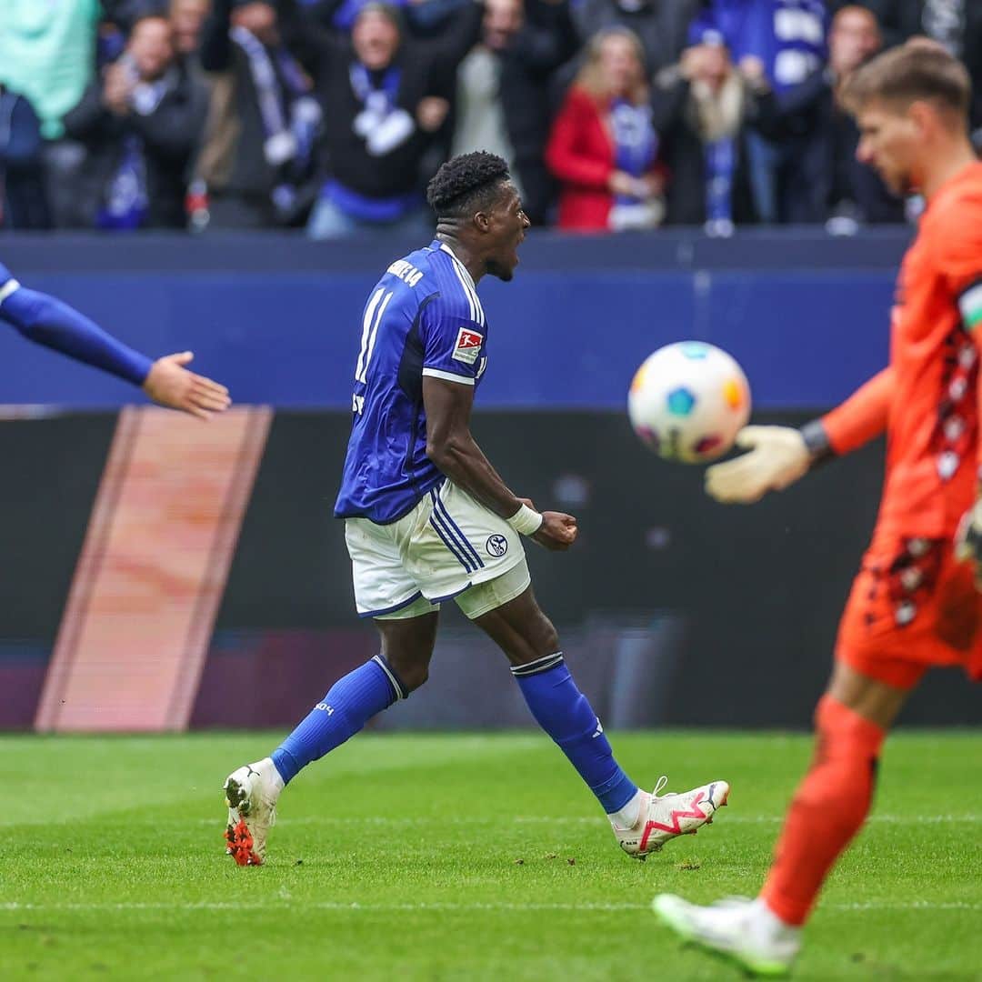 シャルケ04のインスタグラム：「FÜHRUNG zur Pause! @bryan_las ⚽️ . . #S04 #Schalke #Knappen #Königsblau #S04H96」