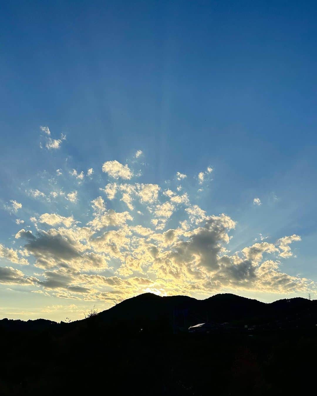 前沢海友さんのインスタグラム写真 - (前沢海友Instagram)「🍂🌱⛰️ ㅤㅤㅤㅤㅤㅤㅤㅤㅤㅤㅤㅤㅤ 最近実家に帰ったら皆でお散歩が日課 本当癒されて浄化される〜 ㅤㅤㅤㅤㅤㅤㅤㅤㅤㅤㅤㅤㅤ こんな自然に囲まれてる場所が地元は幸せ者 😩🌱  ㅤㅤㅤㅤㅤㅤㅤㅤㅤㅤㅤㅤㅤ #nature #sky #mountain #fashion #coodinate #newpost #fyp #l4l #自然 #癒しの時間 #コーディネート #私服」10月28日 20時55分 - maezawamiyu