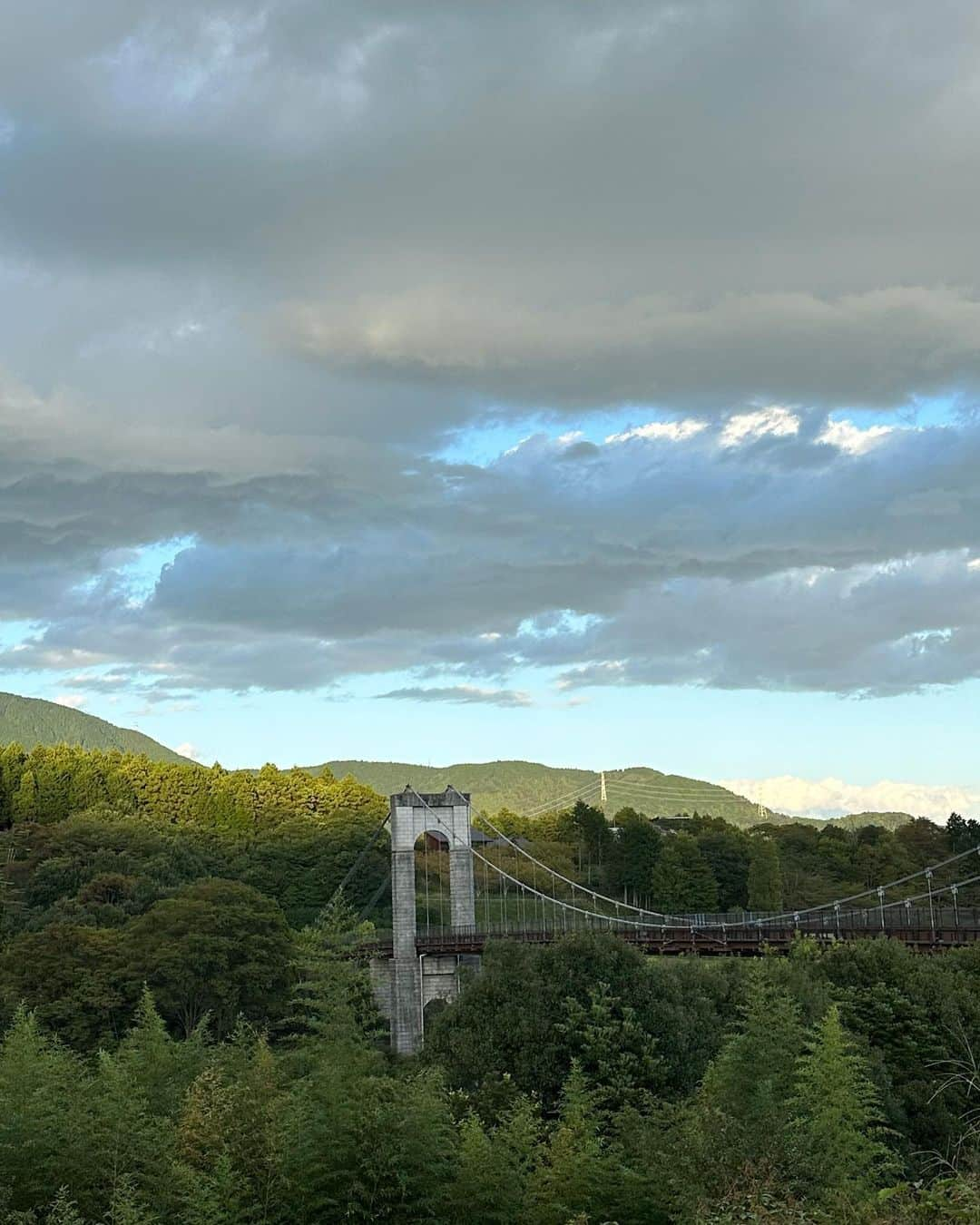 前沢海友さんのインスタグラム写真 - (前沢海友Instagram)「🍂🌱⛰️ ㅤㅤㅤㅤㅤㅤㅤㅤㅤㅤㅤㅤㅤ 最近実家に帰ったら皆でお散歩が日課 本当癒されて浄化される〜 ㅤㅤㅤㅤㅤㅤㅤㅤㅤㅤㅤㅤㅤ こんな自然に囲まれてる場所が地元は幸せ者 😩🌱  ㅤㅤㅤㅤㅤㅤㅤㅤㅤㅤㅤㅤㅤ #nature #sky #mountain #fashion #coodinate #newpost #fyp #l4l #自然 #癒しの時間 #コーディネート #私服」10月28日 20時55分 - maezawamiyu