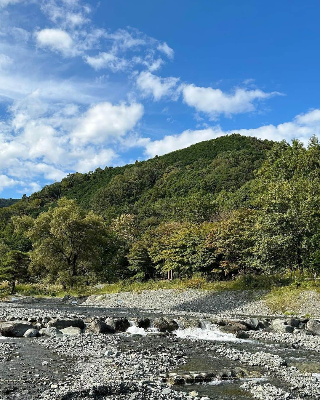 前沢海友さんのインスタグラム写真 - (前沢海友Instagram)「🍂🌱⛰️ ㅤㅤㅤㅤㅤㅤㅤㅤㅤㅤㅤㅤㅤ 最近実家に帰ったら皆でお散歩が日課 本当癒されて浄化される〜 ㅤㅤㅤㅤㅤㅤㅤㅤㅤㅤㅤㅤㅤ こんな自然に囲まれてる場所が地元は幸せ者 😩🌱  ㅤㅤㅤㅤㅤㅤㅤㅤㅤㅤㅤㅤㅤ #nature #sky #mountain #fashion #coodinate #newpost #fyp #l4l #自然 #癒しの時間 #コーディネート #私服」10月28日 20時55分 - maezawamiyu