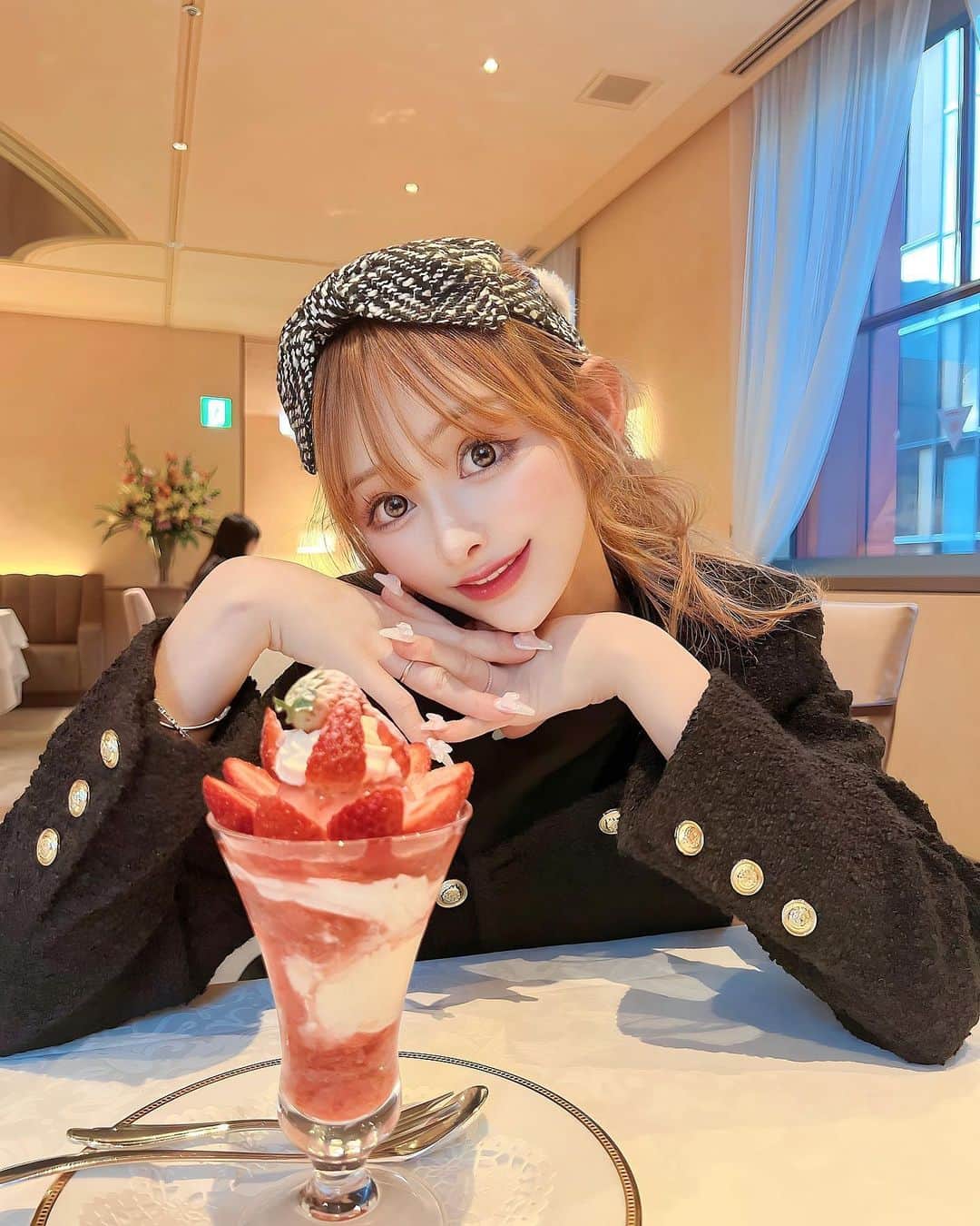 浦西ひかるさんのインスタグラム写真 - (浦西ひかるInstagram)「10月絶対太った🐖 我慢せずに食べまくった🤣🤣 毎日夜ご飯2回と夜中カップラーメンとか食べて😂  幸せな日々も終わり 11月から元に戻すダイエットを再開します🙂❤️‍🩹  オムライスと魚のフライ食べた後に食べた資生堂パーラーのいちごパフェと🍓（笑）」10月28日 21時06分 - uranishihikaru