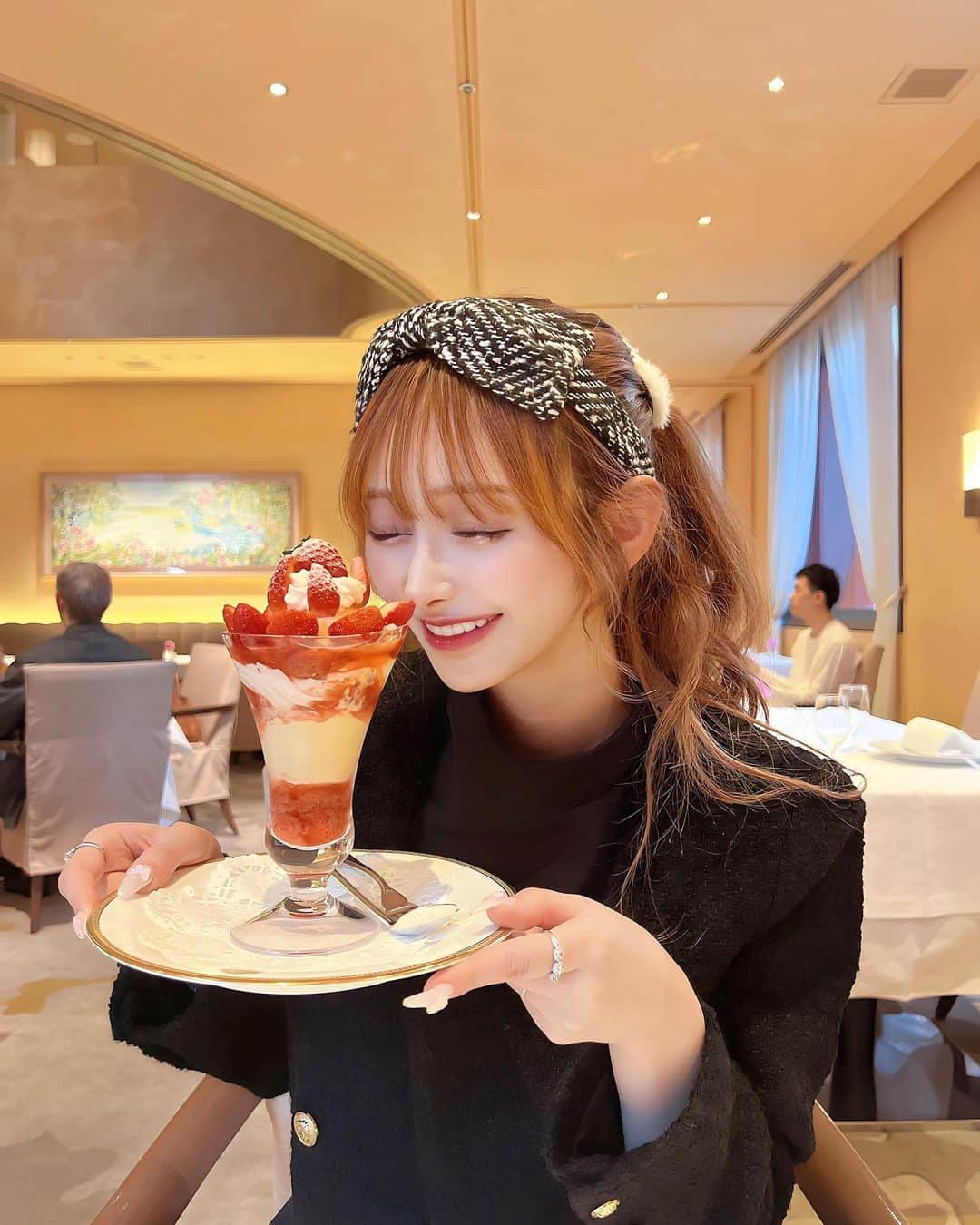 浦西ひかるさんのインスタグラム写真 - (浦西ひかるInstagram)「10月絶対太った🐖 我慢せずに食べまくった🤣🤣 毎日夜ご飯2回と夜中カップラーメンとか食べて😂  幸せな日々も終わり 11月から元に戻すダイエットを再開します🙂❤️‍🩹  オムライスと魚のフライ食べた後に食べた資生堂パーラーのいちごパフェと🍓（笑）」10月28日 21時06分 - uranishihikaru