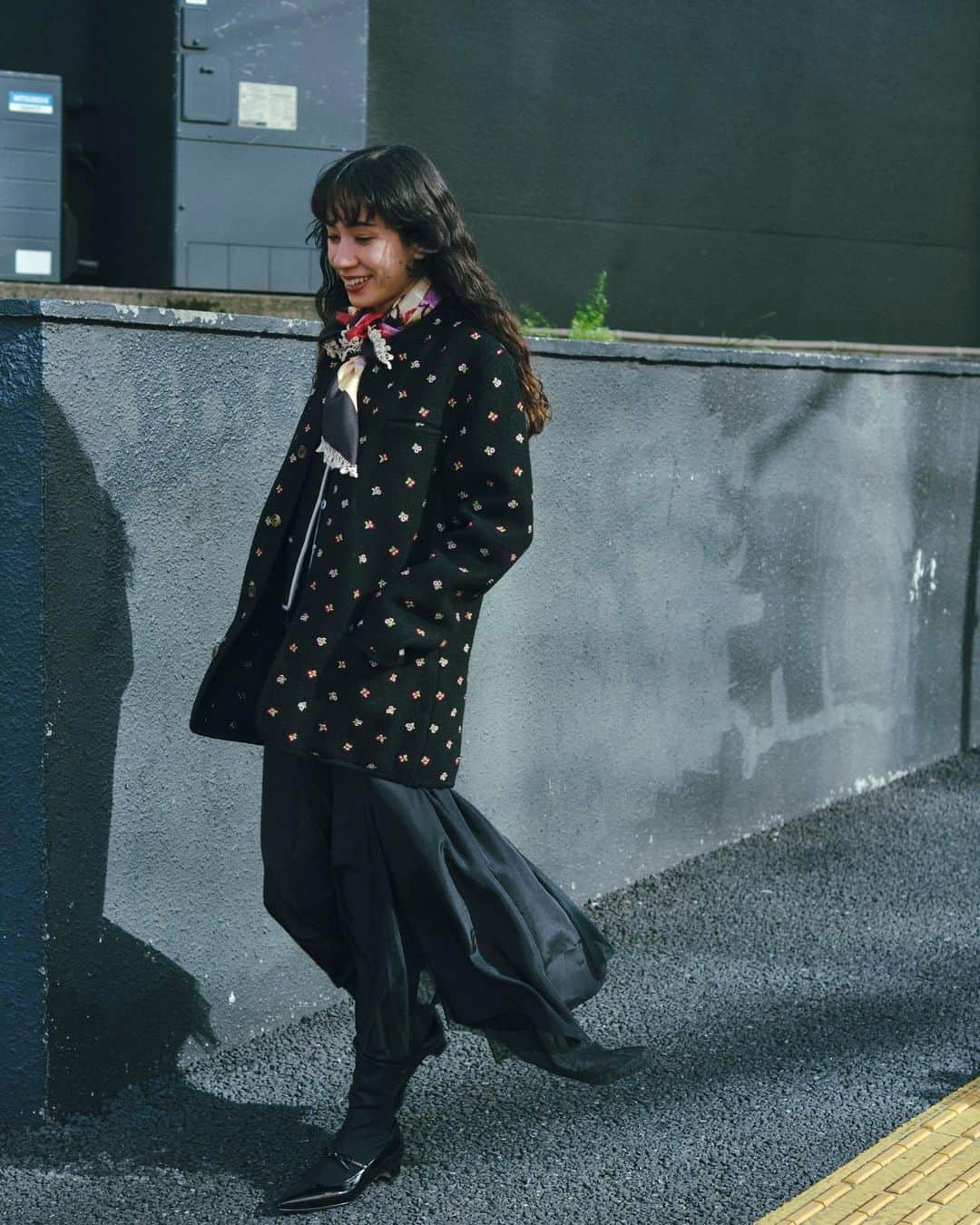 ベイカー恵利沙さんのインスタグラム写真 - (ベイカー恵利沙Instagram)「@internationalgallerybeamswomen 23-24 Autumn & Winter  “The intersection of the fashion” styled by @ayumi6316 🌹  国内外の期待のインディペンデントブランドから、デザイナーズブランドまで、 幅広いファッションの揃うインターナショナルギャラリー ビームス スタイリスト濱本さんが提案する23-24AWの最新ルック 日本帰国中に撮影に参加させていただきました😌 ご一緒させていただいた素敵なみなさまのルックも是非オンラインでご覧ください💖  Jacket @rierofficial  Vest @internationalgallerybeamswomen  Dress @fetico_official  Scarf  @sera___studio  Boots  @manoloblahnik   Thank you @yuzusakko 🖤」10月28日 21時05分 - bakerelisa