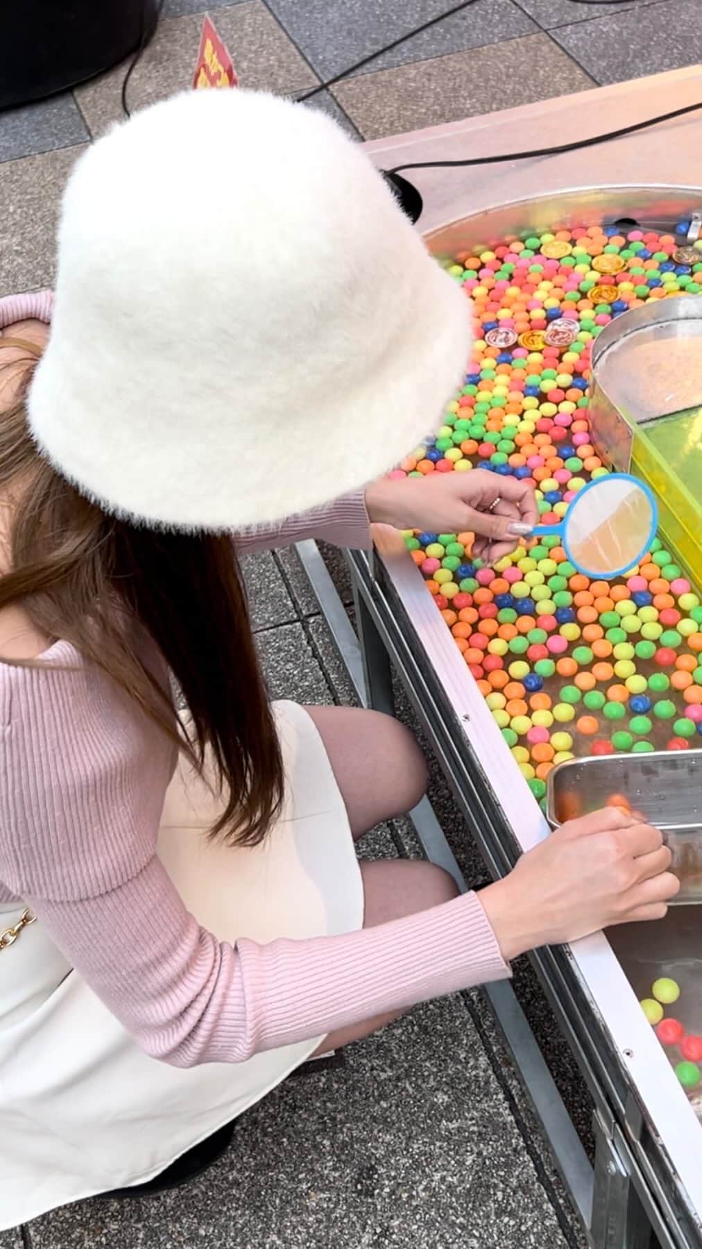 りのちぃのインスタグラム：「なんか独特なスーパーボールすくい🤣ｗｗｗ」