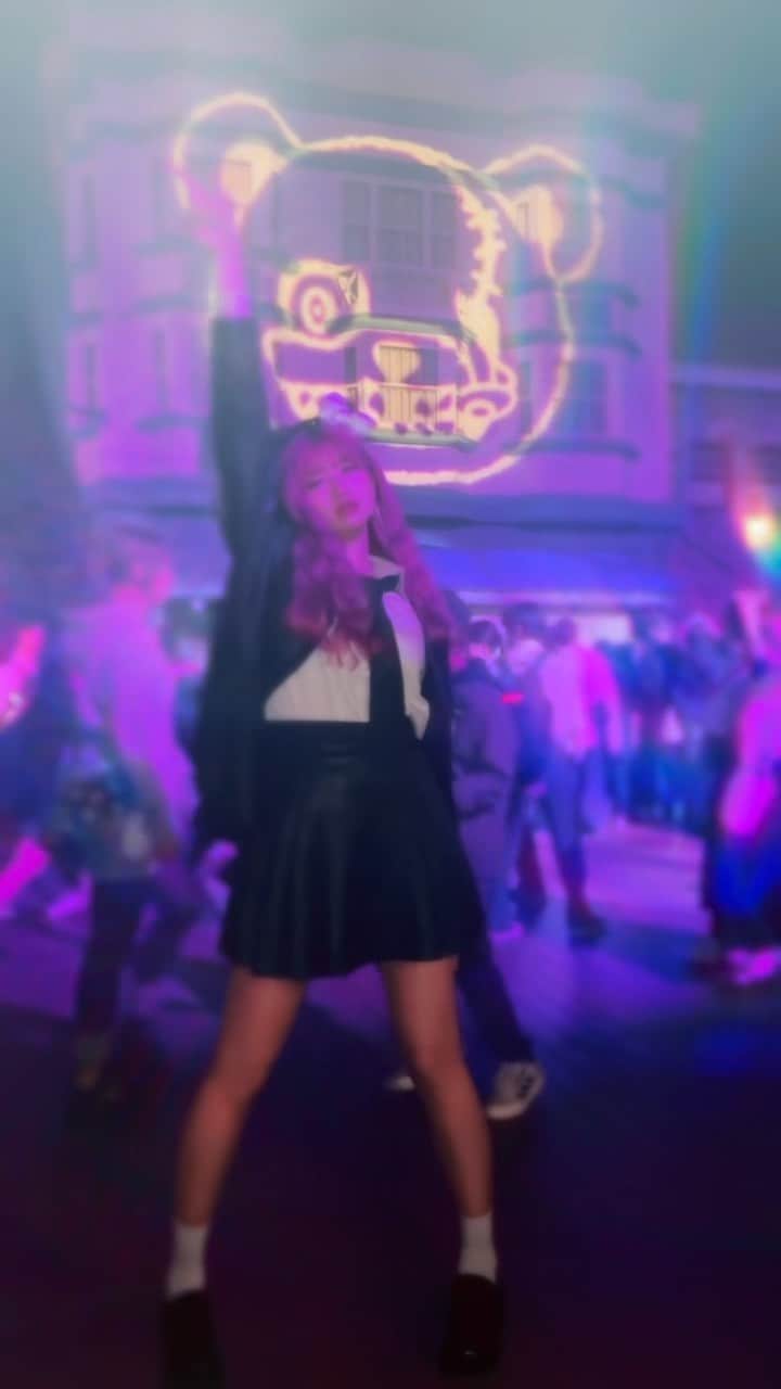 アリスムカイデのインスタグラム：「クソ忙しいので突発日帰りユニバをキメてきました 念願の初ハロウィンで会いたかったゾンビ様にしっかり狙い撃たれたので即リピします  バカな誘いほどのってしまうし バカな勢いで生きるのが一番楽しい  #USJ #ユニバ #ハロウィン #ホラナイ　#halloweenhorrornights #白ゾンビ #ado #唱 #ゾンビデダンス」