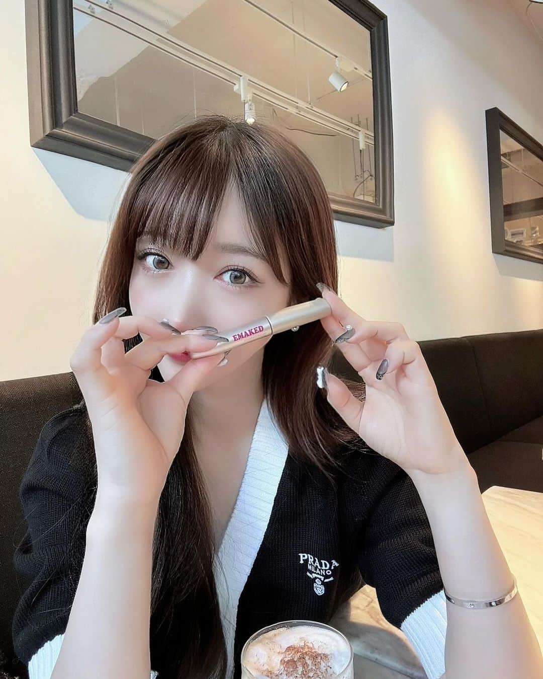 茜里さんのインスタグラム写真 - (茜里Instagram)「最近のまつ毛事情🥺🎀 評判良いまつげ美容液【エマーキット】 いただいてからしばらく使ってみたんだけど凄い。 たちまちDEKAME！映えまつげ！(*☻-☻*)！ぐんぐん伸びるー！！ 13年間みんなに愛されてるまつげ美容液みたい😌  “結果を約束できない商品は販売しない“という理念があるんだってカッコ良い😂 (そういうの大好物)  筆も毛の本数までこだわったり、持ち手部分が大きいのは安定して持てるようにっていうこだわりつまったエマーキット☺️  みんなもマツ育しよー🤍🤍🤍  @mizuhashihojudo #エマーキット #EMAKED #DEKAME #PR」10月28日 21時00分 - riuakari