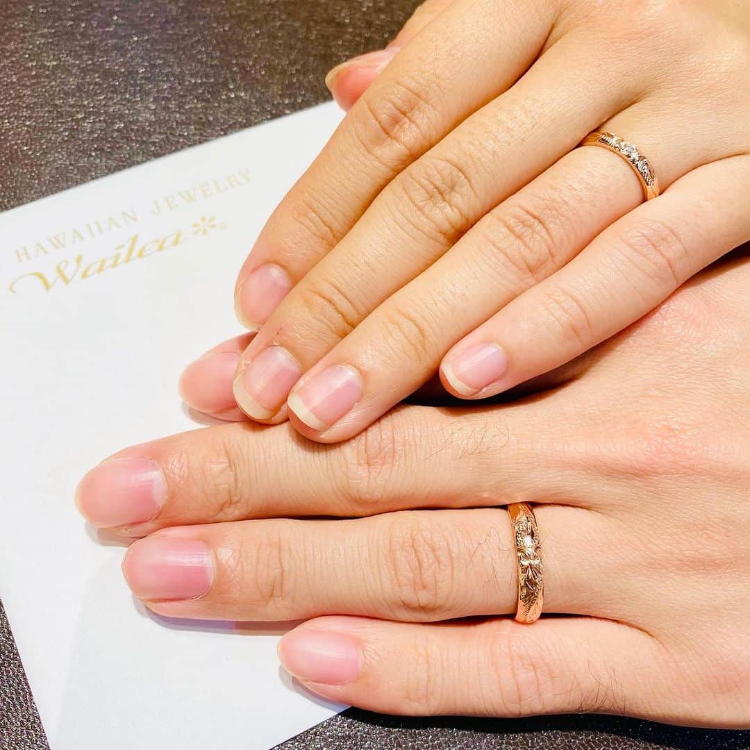 ハワイアンジュエリーのWailea（ワイレア）さんのインスタグラム写真 - (ハワイアンジュエリーのWailea（ワイレア）Instagram)「銀座店です🌿✨  先日、お二人の大切なご結婚指輪を お引き渡しさせていただきました🕊🤍  リングにはそれぞれ ''永遠の絆'' という意味を持つダイヤモンドと 花嫁様の幸せを願うサムシングフォーのひとつ サムシングブルーに因んで、裏にブルーサファイアを セットいたしました✨  お二人に沢山の幸せが訪れますように 心から願っております🌈💕 この度は、ご結婚誠におめでとうございます！  #wailea #ワイレア #hawaiianjewelry #ハワイアンジュエリー #ジュエリー #exitmelsa #銀座 #ginza #waileaginza #ワイレア銀座店  #pierce #ring #bangle #pendant #ペアペンダント #ペンダント #バングル #bangle #ordermade #オーダーメイド #誕生石 #ハワイ #hawaii #ご結婚指輪 #marriage」10月28日 21時00分 - wailea.hawaii