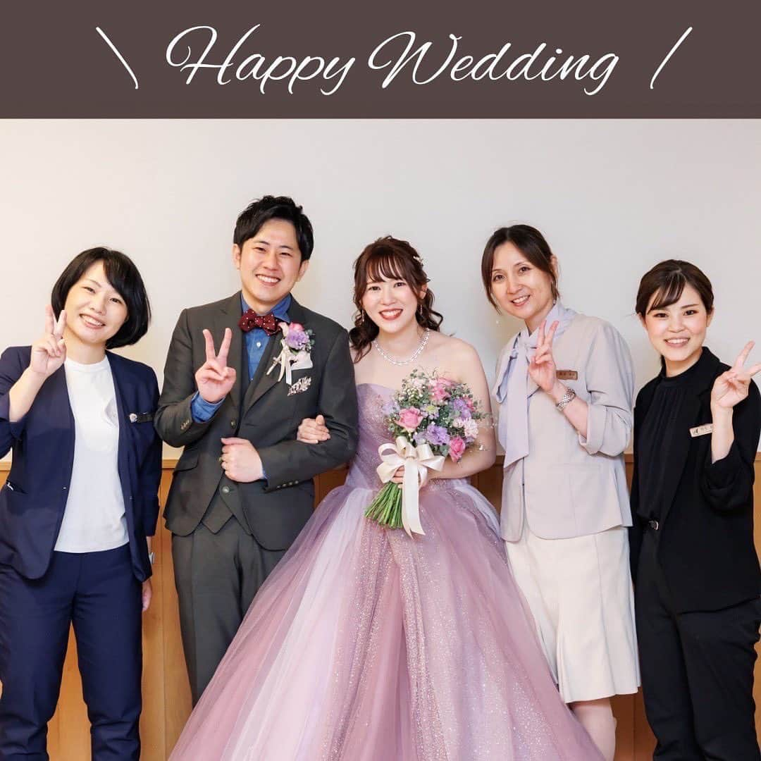 【公式】アルカンシエルリュクスマリアージュ名古屋のインスタグラム：「【Happy Wedding🎉💕】  先日ご結婚式を挙げられたおふたりの、素敵なお写真をご紹介させて頂きます📸 スタッフともお写真を撮ってくださり、誠にありがとうございました♪  スタッフ一同、おふたりの幸せを心よりお祈りしております🌈  【担当プロデューサーからのメッセージ】  T様❤️C様 このたびはご結婚まことにおめでとうございます👓  お菓子まきやビールマン🍺など、ゲストに楽しんでいただけるイベントが盛りだくさんでしたが、やはりお子様の性別発表を行ったジェンダーリビールバルーンはゲストも大注目でしたね🎈 当日まで性別をご存知無かった新郎様。 発表後、感激のあまり涙されている姿がとても印象的でした☺ ゲストも感動して泣いていらっしゃり、とてもあたたかいご披露宴になったことと思います✨  これからは、ご家族3人で素敵な家庭を築いていってくださいね🌈  💒名駅徒歩5分の結婚式場  『#感謝を式のまんなかに。』をテーマに、青空を貸切る祝福のステージと上質な空間で生まれる、ゲストとの忘れられない一日のつくりかたを紹介しています💓  👇🏻をタップ🌈👣 @arcenciel.luxenagoya  2023年度版　JapanBrandCollectionに掲載されました 公式アカウント⇨ @japanbrandcollection lit.link/japanbrandcollection  #アルカンシエル #アルカンシエルluxemariage名古屋 #アルカンシエルリュクスマリアージュ名古屋 #アルカン花嫁 #名古屋花嫁 #名古屋プレ花嫁 #名古屋ウエディング #名古屋ウェディング #名古屋結婚式 #名古屋結婚式場 #愛知花嫁 #日本中のプレ花嫁さんと繋がりたい #結婚式レポ #結婚式レポート #ウエディングレポート #ウェディングレポート #ウェディングレポ #ウエディングレポ #2023秋婚 #2023冬婚 #2024春婚 #2024夏婚 #ウェディングプランナー #ウエディングプランナー #披露宴演出 #ジェンダーリビール #ジェンダーリビールバルーン #性別発表サプライズ #性別発表」