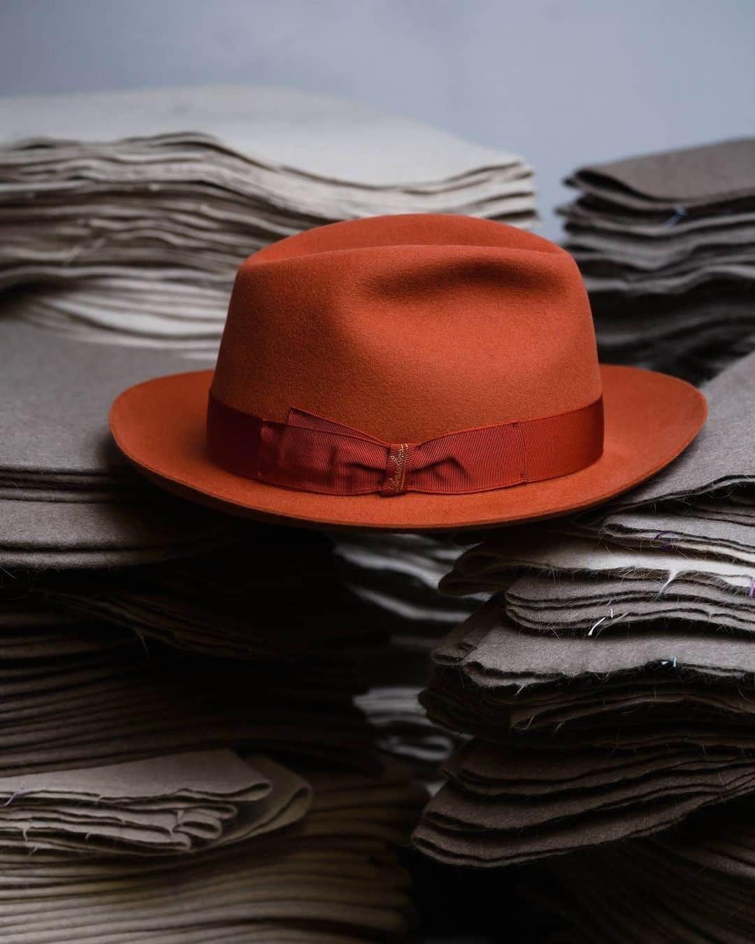 ボルサリーノのインスタグラム：「The pick of the patch: Rich Fall foliage inspired palettes seen here in offered pumpkin kisses & harvest wishes. The handcrafted Borsalino fedora medium brim in rich gourdgeous orange handcrafted felt.  Shop this & more now www.borsalino.com  Ph @helmutberta  #fallfollage #italianstyle #Borsalinolove #feltbeginnings #MadeinItaly #iconicaccessories」