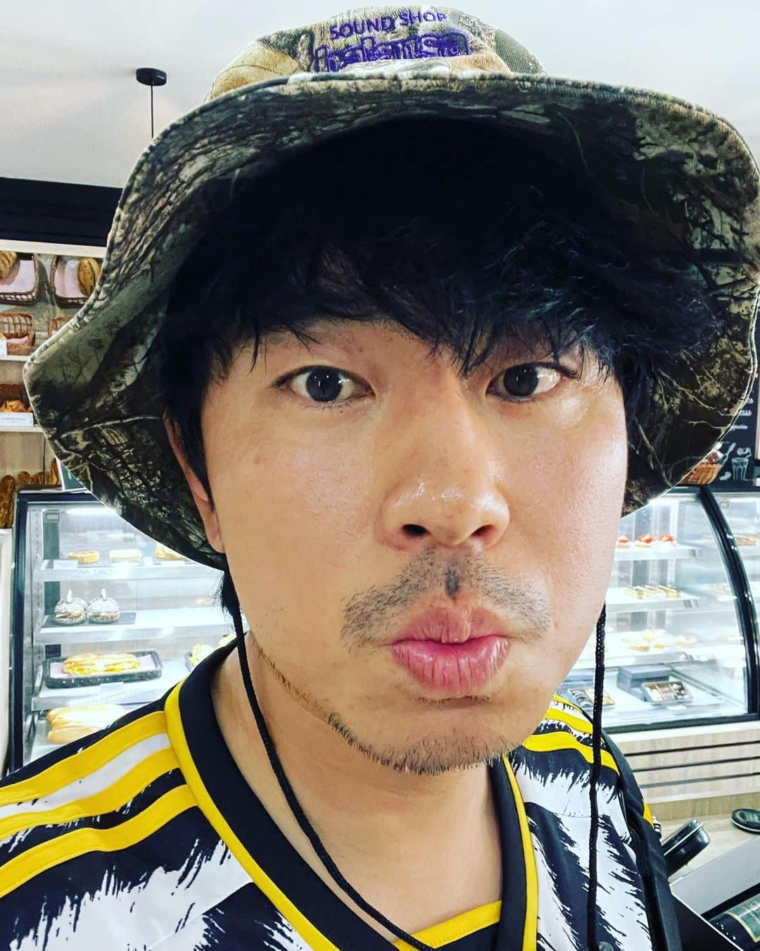 イ・シオンのインスタグラム：「오 디 겡 ? #펭귄 #이시언」