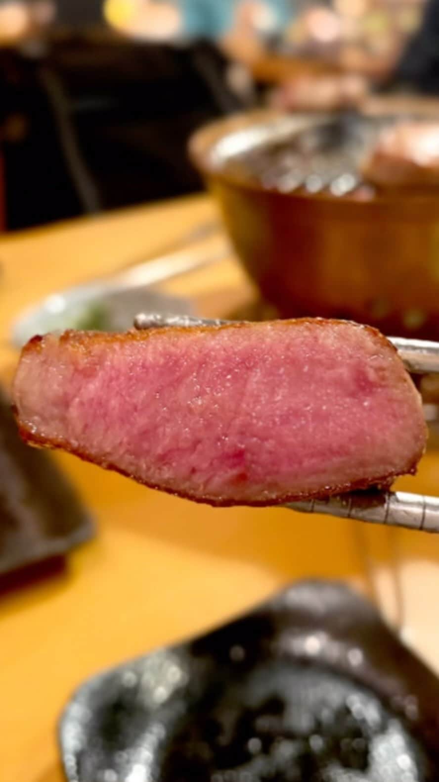 東京肉レポートのインスタグラム：「👻 HAPPY HALLOWEEN 🎃  最近はタンが本当に人気あるなぁ！肉レポが大好きな｢しみず｣でタンのメニューが種類増えたから食べ比べしてきました！これまでは黒タンのみで数量も限定でしたが、ジャンクな味付けの輸入タンも登場して、これもまた美味しかった〜！極上限定厚切りタン(黒タン)→厚切りタン(輸入タン)→上ネギタン塩→タン塩→上タン塩→タン下とこの日はタン祭りだったよ！ちなみに最後に食べた焼きすき・焼きしゃぶも最高だった…！  You can enjoy beef tongue yakiniku in various ways at “Shimizu” ! They started to procure both Wagyu and U.S. tongue ! Can you distinguish which is Wagyu tongue by blind tasting them ?  価格帯：8,000〜13,000円 オススメメニュー：タン、焼きすき・焼きしゃぶ  #しみず #不動前 #不動前グルメ #東京グルメ #不動前焼肉 #焼肉 #東京焼肉 #タン #肉 #和牛 #牛 #グルメ #東京肉レポート #肉レポ #shimizu #fudiomae #tokyoogourmet #yakiniku #teppanyaki #sukiyaki #wagyu #steak #beef #barbecue #bbq #tokyo #japanfood #tokyofood #tokyo_wagyu_report」