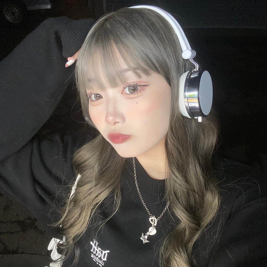 ここねのインスタグラム：「かわいいニットみんなgetしてお揃いにしよう🌀🤍🤍」