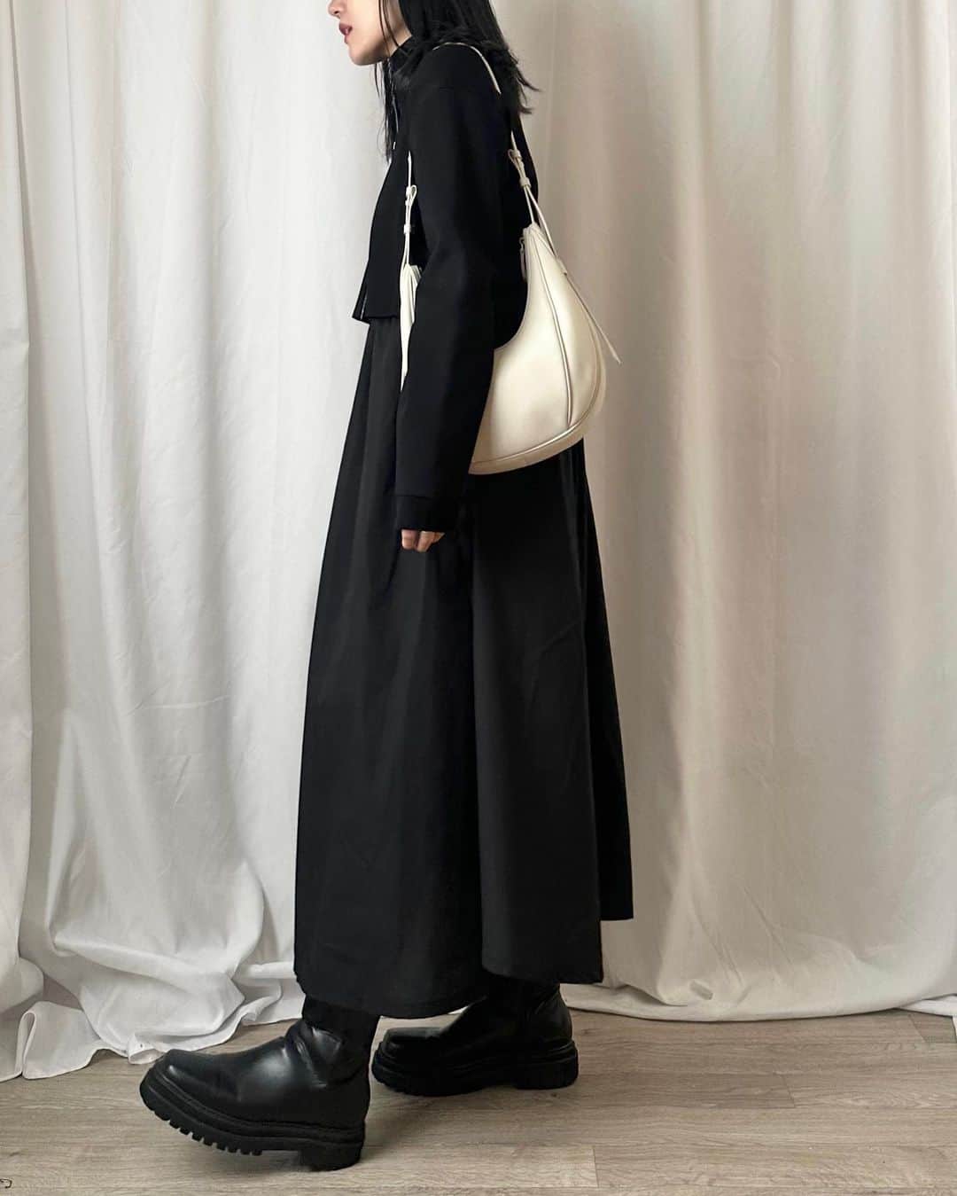 かほこ。さんのインスタグラム写真 - (かほこ。Instagram)「ㅤㅤㅤㅤㅤㅤㅤㅤㅤㅤㅤㅤㅤ ㅤㅤㅤㅤㅤㅤㅤㅤㅤㅤㅤㅤㅤ jacket : #cos dress : かほこ。× #nissen bag : #folnua boots : #evol ㅤㅤㅤㅤㅤㅤㅤㅤㅤㅤㅤㅤㅤ Formequeの撮影の日。 撮影時はオールブラックです😌🖤 ㅤㅤㅤㅤㅤㅤㅤㅤㅤㅤㅤㅤㅤ コラボワンピに、お気に入りのCOSのニットジャケット合わせてみたらとっても可愛かった〜🫶🏻 ㅤㅤㅤㅤㅤㅤㅤㅤㅤㅤㅤㅤㅤ #kaho_fashion」10月28日 21時02分 - xxokohakxx