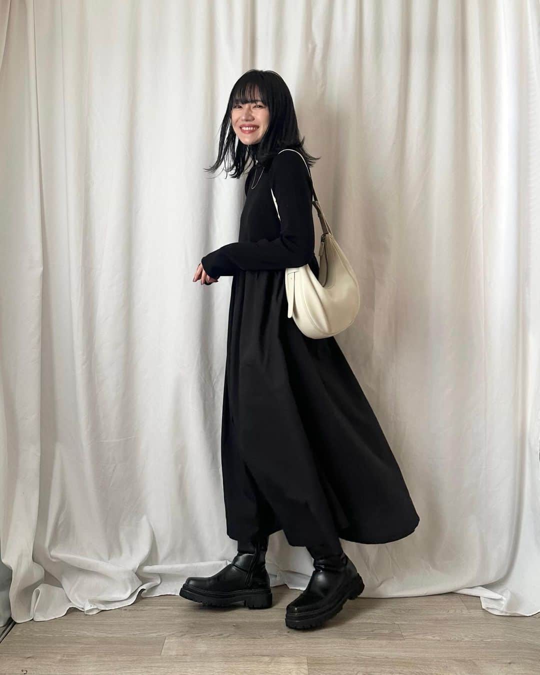 かほこ。のインスタグラム：「ㅤㅤㅤㅤㅤㅤㅤㅤㅤㅤㅤㅤㅤ ㅤㅤㅤㅤㅤㅤㅤㅤㅤㅤㅤㅤㅤ jacket : #cos dress : かほこ。× #nissen bag : #folnua boots : #evol ㅤㅤㅤㅤㅤㅤㅤㅤㅤㅤㅤㅤㅤ Formequeの撮影の日。 撮影時はオールブラックです😌🖤 ㅤㅤㅤㅤㅤㅤㅤㅤㅤㅤㅤㅤㅤ コラボワンピに、お気に入りのCOSのニットジャケット合わせてみたらとっても可愛かった〜🫶🏻 ㅤㅤㅤㅤㅤㅤㅤㅤㅤㅤㅤㅤㅤ #kaho_fashion」