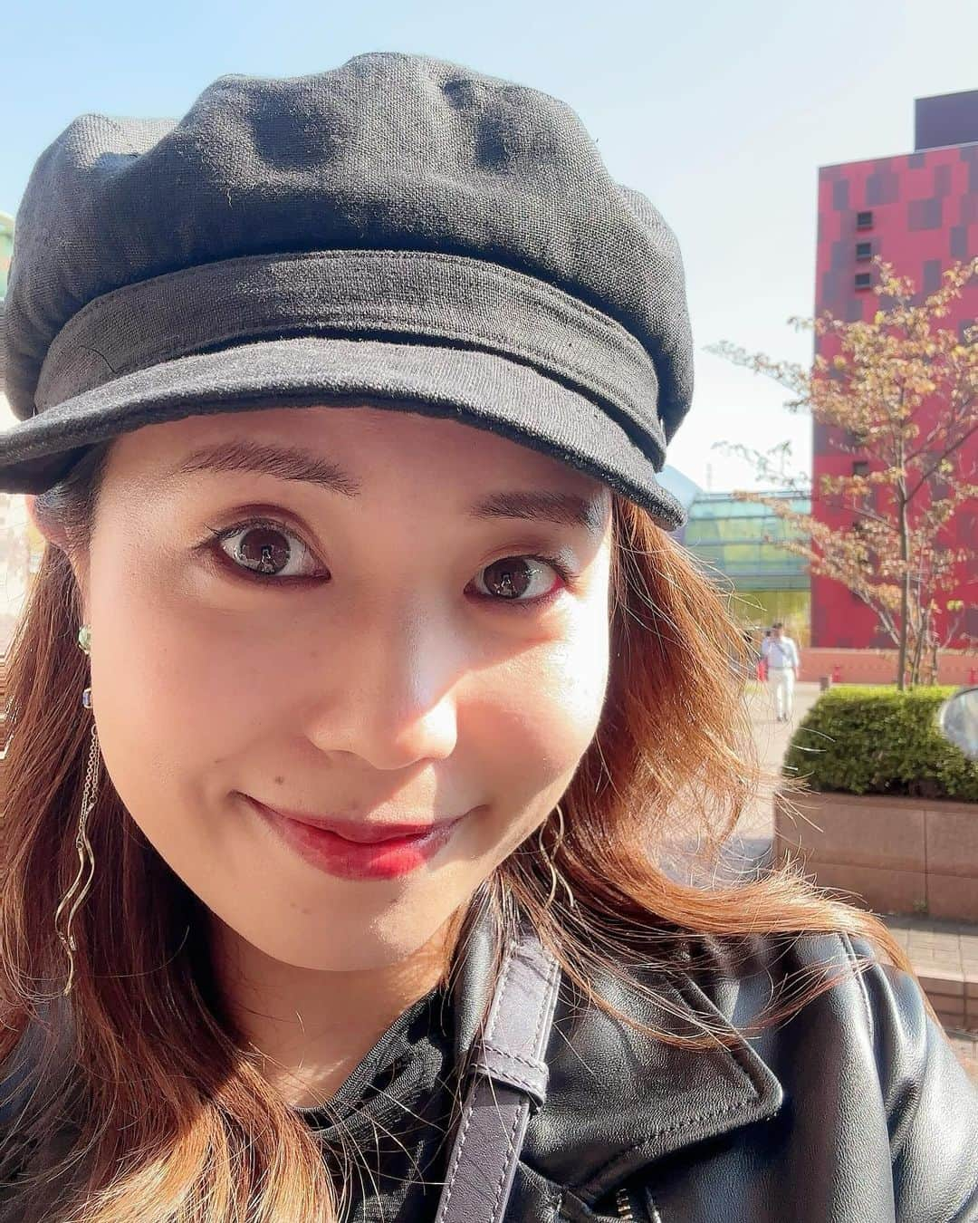 上原りさのインスタグラム：「今日は古巣へ行って参りましたよー😊 ミュージカルコースが贈る、実話に基づいたオリジナルミュージカル✨ フランス🇫🇷パリの激動の時代をみんな生きていました。 学生さんたちのキラキラパワーを浴びて、私も頑張ろうと思わせて頂きました🥹 今日はAチームの千秋楽だったそうで、配信もありました😳 明日はBチームの千秋楽で同じく配信もあるそうな😳 すごいなぁ、時代だなぁ😌 。 。 #洗足学園音楽大学  #洗足学園音楽大学ミュージカルコース  #オリジナルミュージカル」