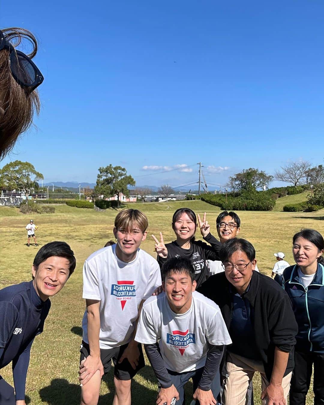 益子直美さんのインスタグラム写真 - (益子直美Instagram)「スポーツ少年団 本部長の現場視察！  静岡県の袋井アスレチッククラブさんの活動を見学させていただきました！  素晴らしく広々とした芝生の公園は、スポーツを楽しむために作ったであろう、たくさんのポイントが盛り込まれていた！ そして、コーチのみなさんのアイデアで、さらに楽しい練習に！ 登りのきついダッシュでも、きつそうなのにみんな笑顔でもがいていて！！ 子供達がそれぞれ主体的に挑戦している姿が印象的でした！  私も子供たちと一緒にストレッチしたり、足ツボ歩行したり！ もう、痛過ぎました！ヨレヨレになりながら歩き、終わった後は身体ポカポカ、スッキリしておりました！笑 関所じゃんけん、最高だったなぁ！！ ただ、キツく走るだけではなく、協力したり、助けたり、、、そして楽しい！これぞ、少年団の理念だなと現場を見させていただき、 感じることができました！ クラブ出身の若いコーチがたくさん所属して、子供たちをサポートしてくれている！本当に頼もしい！ コーチ、保護者の皆さんともお話しでき、とても素晴らしい時間となりました！ コーチ美月さんと鐘を鳴らし大声で宣言🔔 中身は内緒！笑  袋井ACのみなさま、ありがとうございました！  #スポーツ少年団  #スポーツは楽しい  #愛野公園」10月28日 21時03分 - naomi.masuko