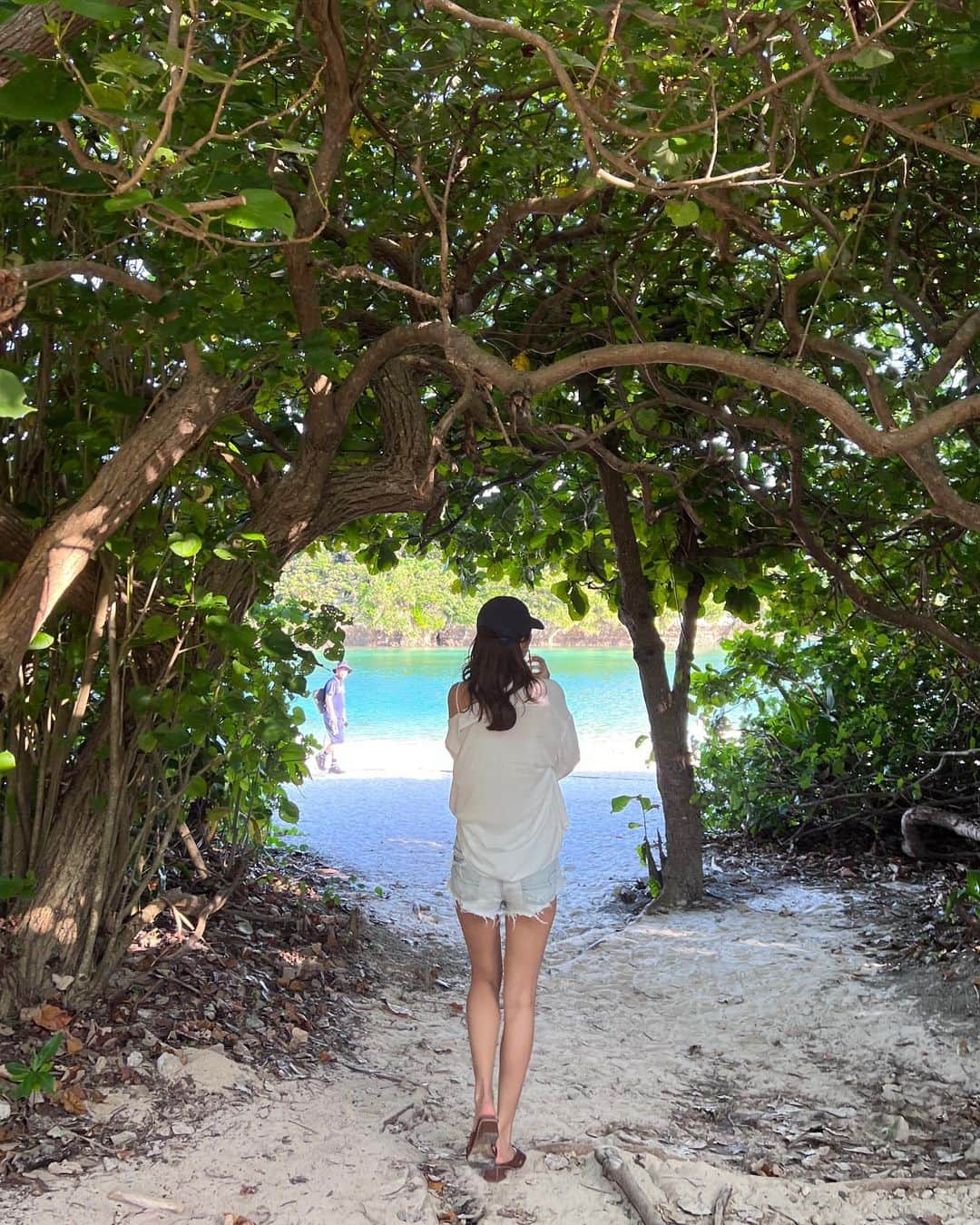 澤井玲未のインスタグラム：「大好物の自然→海viewに歯もろ出しの笑顔😬  #石垣島　#沖縄」