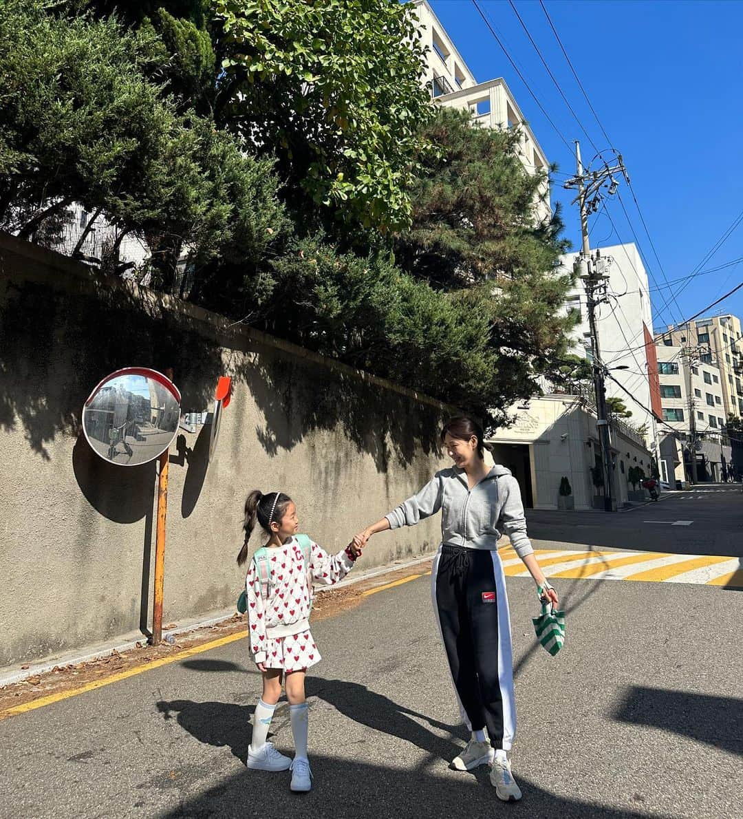 パク・タミさんのインスタグラム写真 - (パク・タミInstagram)「- '엄마 졸린데, 엄마랑 자꾸 얘기가 하고 싶어요.' '그러면 조금만 더 얘기하고 잘까?' 신나서 조잘조잘조잘~~ 목소리도 예쁘고 중간중간 생각하는 호흡도 귀엽고. '주하야, 이젠 정말 자야해~ 내일 컨디션 좋으려면~' '네.... 아! 엄마!! 이거 딱 하나만 더 얘기하구요~!' '아니~ ' '네에.. 안녕히 주무세요.. 아니.. 먼저 잘게요.. ' 아쉬운 목소리지만 ... 5분후에 쌔근쌔근~ 예쁜 천사 표정  주하가 학교에서 있었던 이야기도 해주고, 요즘 어떤 생각을 하는지 들려주면, 저는 그게 그렇게 재미있고 귀여워요. 세상에서 가장 친한 친구와 함께 사는.. 소중함과 감사함.  산부인과에서 처음으로 주하 심장 소리를 듣던 날.. "아.. 이 아이는 하나님께서 내게  주시는 위로구나.. " 했는데.. 클수록 그날 생각이 나네요. 일분일초.. 내게 모든 것의 위로가 되는 주하라는 아이.  오늘 우리 아이들에게 표현해주는 것 어때요? '엄마 딸로, 아들로 태어나줘서 고마워' 라고^^」10月28日 21時05分 - tamystory