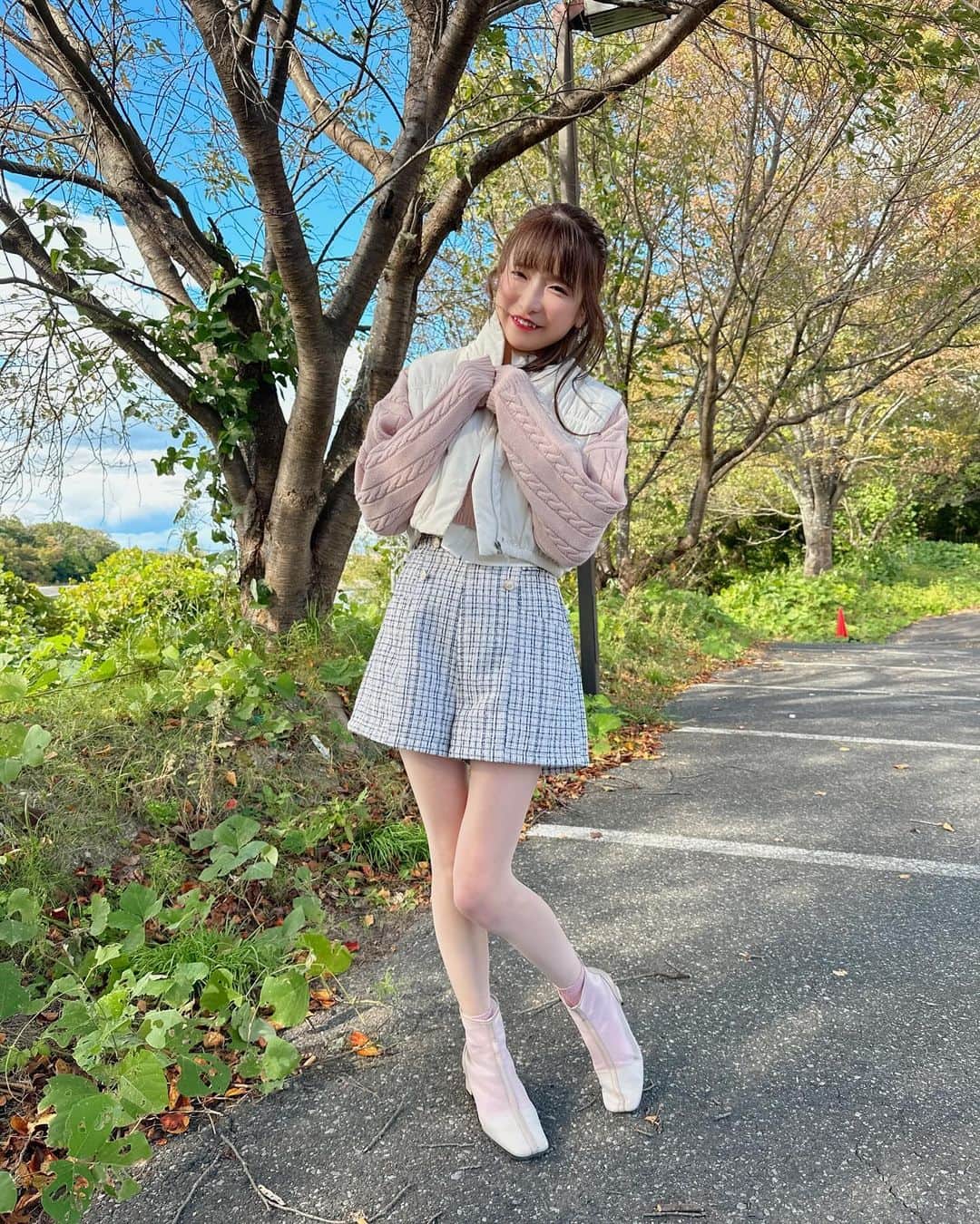 もえのあずきのインスタグラム：「秋コーデ🩷  dress @olive_des_olive_ official accessory @ear_papillonner  #もえあず#もえあずコーデ#ピンクコーデ」
