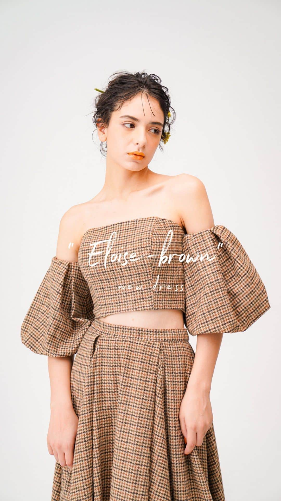 Studio TVB Kobeのインスタグラム：「Eloise-brown-【エロイーズ】が入荷しました♡♡♡  さりげなく見えるくびれで脚長効果が期待できます🪄 また、ボリュームのあるパフスリーブが付いているため肩や腕を華奢なシルエットに返信できる1着です〰️  ○取扱店舗○ 神戸店　@studiotvb_kobe  広島店　@studiotvb_hiroshima_   撮影のご予約やお問い合わせはHPのお問い合わせフォーム・DM・ お電話より受け付けております📩📞  #撮る結婚式 #スタジオTVB神戸店 #ハーバーランド #スタジオTVB #studiotvb  ┄┄┄┄┄┄┄┄┄┄ #ウェディングヘア  #ウェディングフォト  #happywedding  #weddingphotography  #weddingphoto  #プレ花嫁  #ドレス選び #前撮り  #スタジオ撮影 #ライティング撮影  #ナチュラルウェディング #前撮りヘア  #前撮り #ウェディングヘア  #バーバーランド前撮り  #街中ウェディング  #神戸 #神戸ウェディング #神戸ブライダルフォト  #weddingphotographer #kobe  #kobewedding  #ウェディングドレス  #海岸スポット  #バーバーランド撮影  #ハーバーランド #ウェディングフォト」