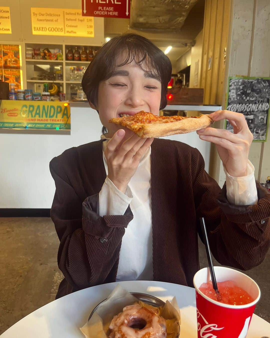 中野ミホさんのインスタグラム写真 - (中野ミホInstagram)「. 🍕🍩🥤  食欲の秋… 人と話すことや歩くこと 食べること やっぱり気持ちいいことを大切にしよっ と思う今日このごろです  ライブあります〜  ◎11月5日(日)荻窪 TOP BEAT CLUB (Band Set)  ◎11月17日(金) 西早稲田BLAH BLAH BLAH ニイマリコさんとの2man  ◎12月2日(土)  "下北沢にて'23”←🆕  ◎12月18日(月) 神田 POLARIS 堀口知江さんとの2man  わくわく！よろしくお願いします。」10月28日 21時08分 - miho_doronco12