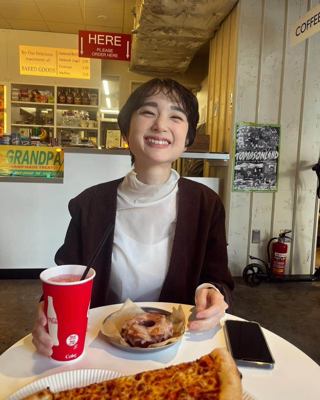 中野ミホさんのインスタグラム写真 - (中野ミホInstagram)「. 🍕🍩🥤  食欲の秋… 人と話すことや歩くこと 食べること やっぱり気持ちいいことを大切にしよっ と思う今日このごろです  ライブあります〜  ◎11月5日(日)荻窪 TOP BEAT CLUB (Band Set)  ◎11月17日(金) 西早稲田BLAH BLAH BLAH ニイマリコさんとの2man  ◎12月2日(土)  "下北沢にて'23”←🆕  ◎12月18日(月) 神田 POLARIS 堀口知江さんとの2man  わくわく！よろしくお願いします。」10月28日 21時08分 - miho_doronco12