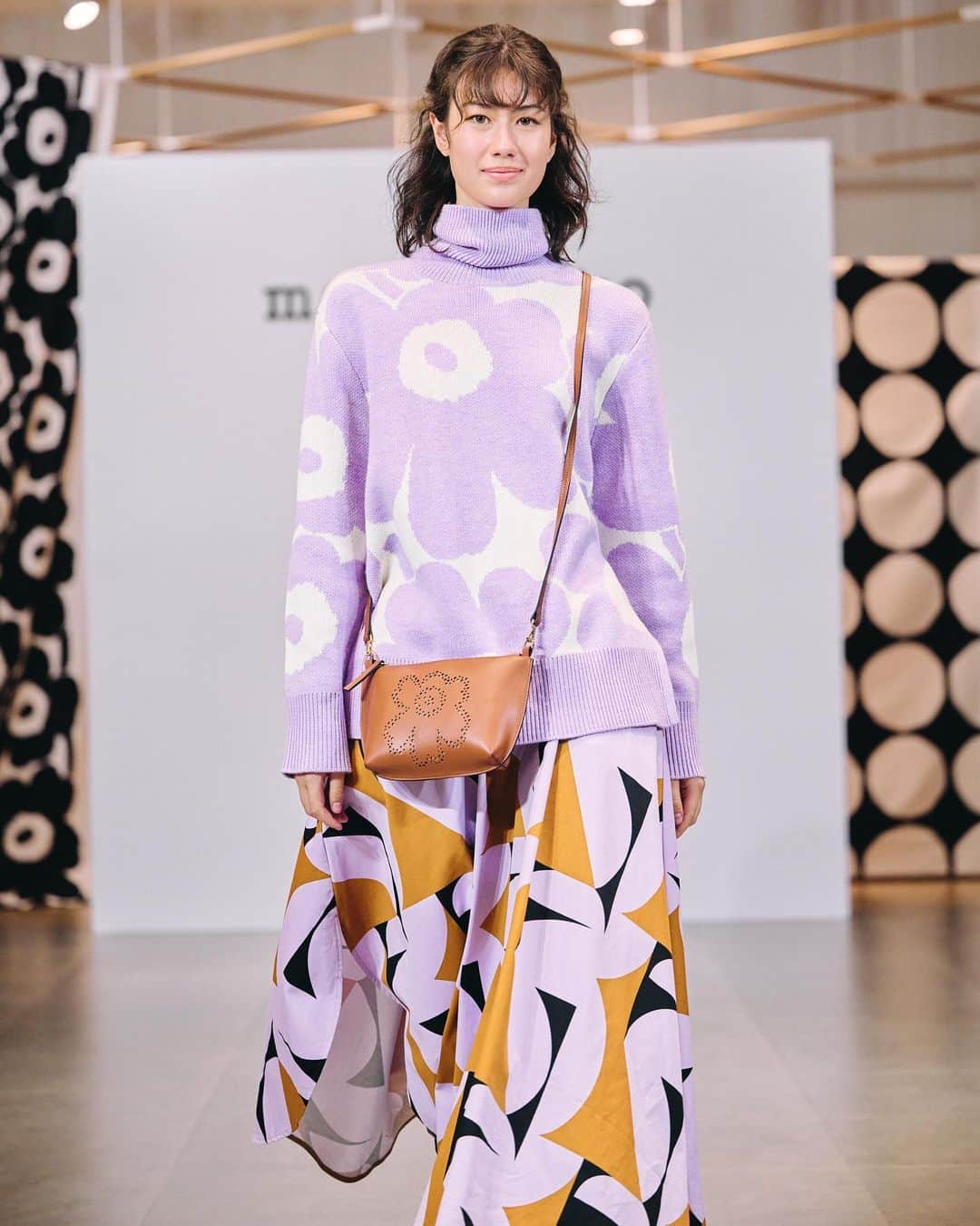 マリメッコのインスタグラム：「Marimekko fall/winter '23 collection presented at our Marimekko centralwOrld store in Bangkok, Thailand! ❤️   Our FW23 pays homage to the captivating world of modern architecture, where form follows function. Dynamic shapes, geometric cuts, and graphic prints contrast with soft elements: organic, rounded patterns and distinctive material choices.  Photographer: @yokthaiderm  Models: Jingjing @jingjingyu36 Namwaa @namwaaa_ Toei @toeisupicha Mirisorn @mirisorn Gemma @gemmalivings Wins @winsbavat Eaton @eaton.sas Tawan @tawanji.ratchaya  #marimekko #marimekkothailand @marimekkothailand」